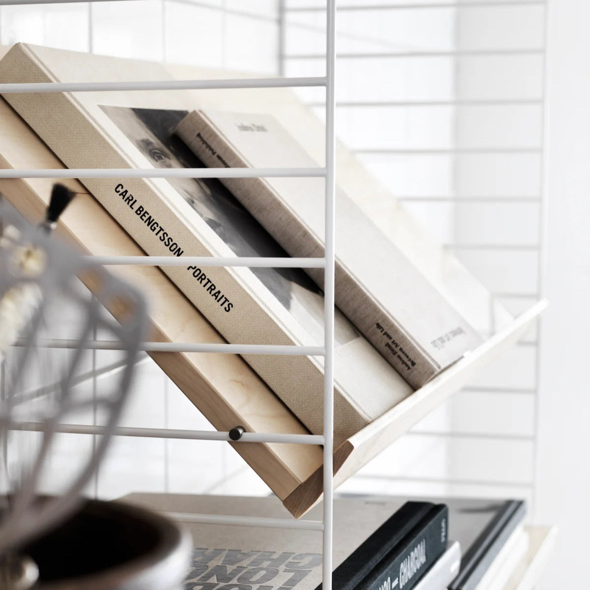 String Furniture | Zeitschriftenablage B 78cm