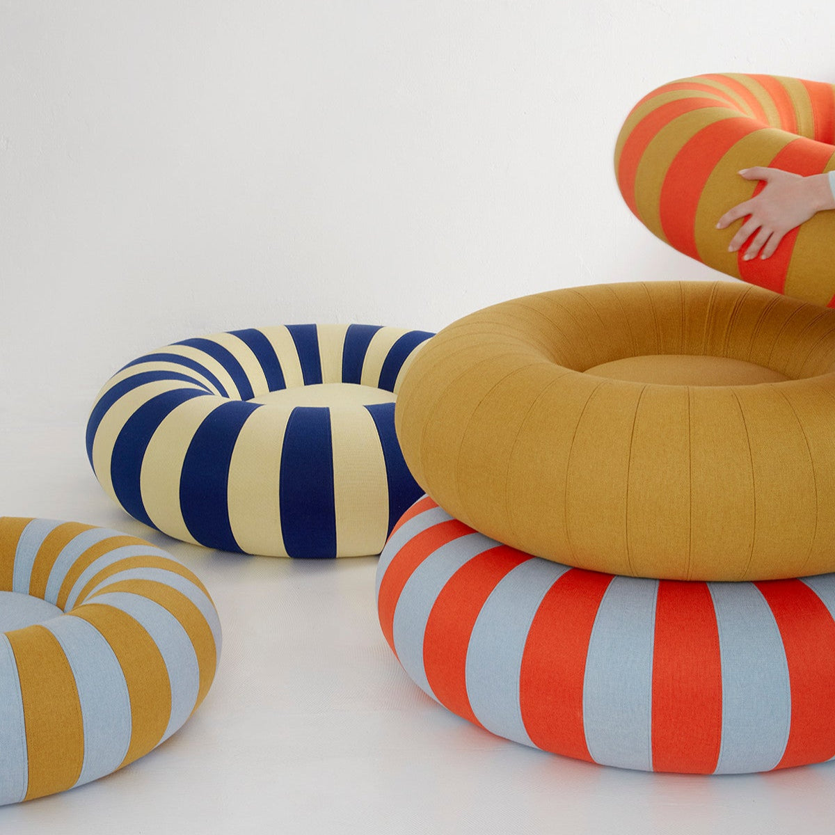 Pouf Float | mittel dunkelblau/gelb