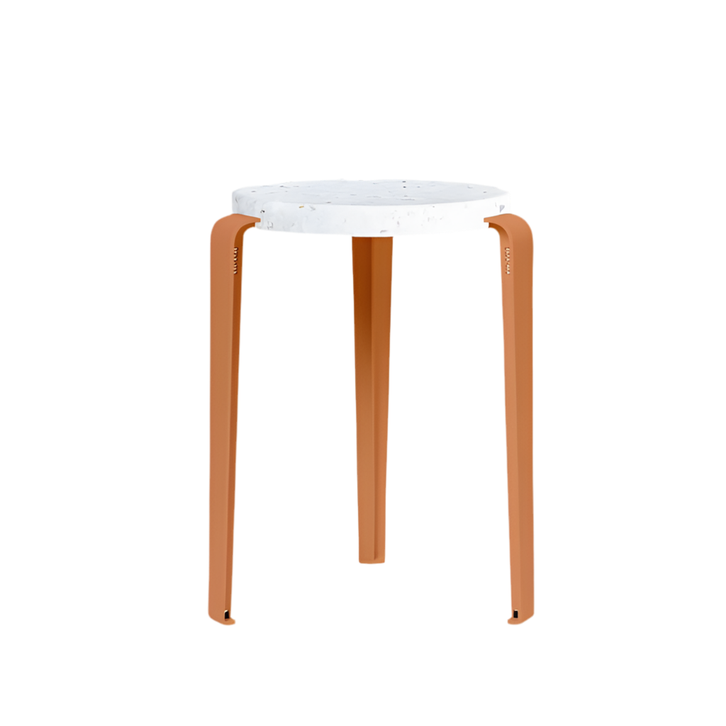 Hocker Lou Venezia tangerine red von Tiptoe mit recycelter Sitzfläche und pulverbeschichteten Beinen bei Frau Rabe im Concept Store Die Halle