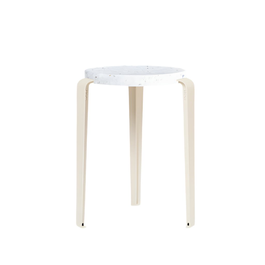 Hocker Lou Venezia white cream von Tiptoe mit recycelter Sitzfläche und pulverbeschichteten Beinen bei Frau Rabe im Concept Store Die Halle