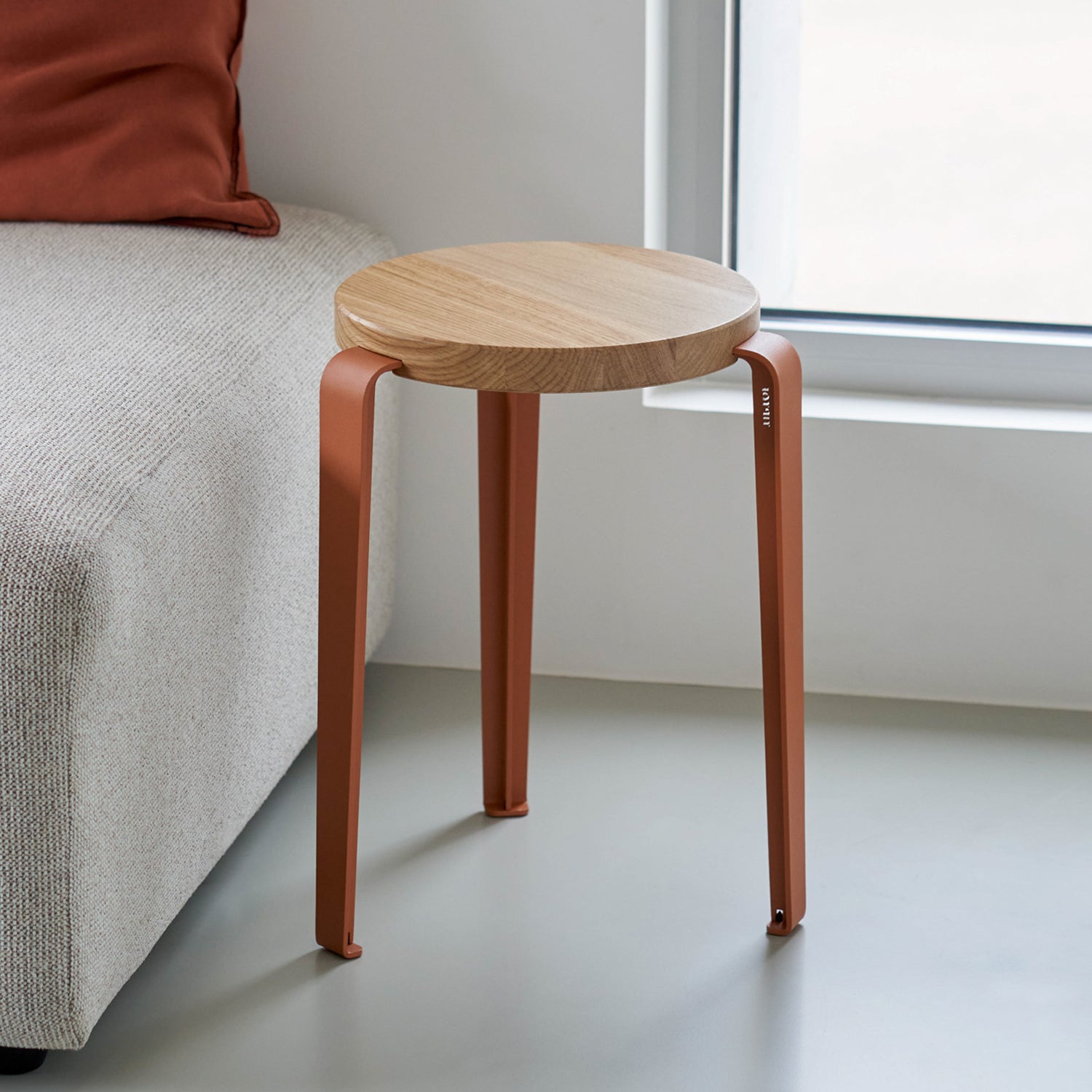 Hocker Lou von Tiptoe Sitzfläche Eiche massiv mit pulverbeschichteten Stahlbeinen in tangerine red - bei Frau Rabe im Concept Store Die Halle