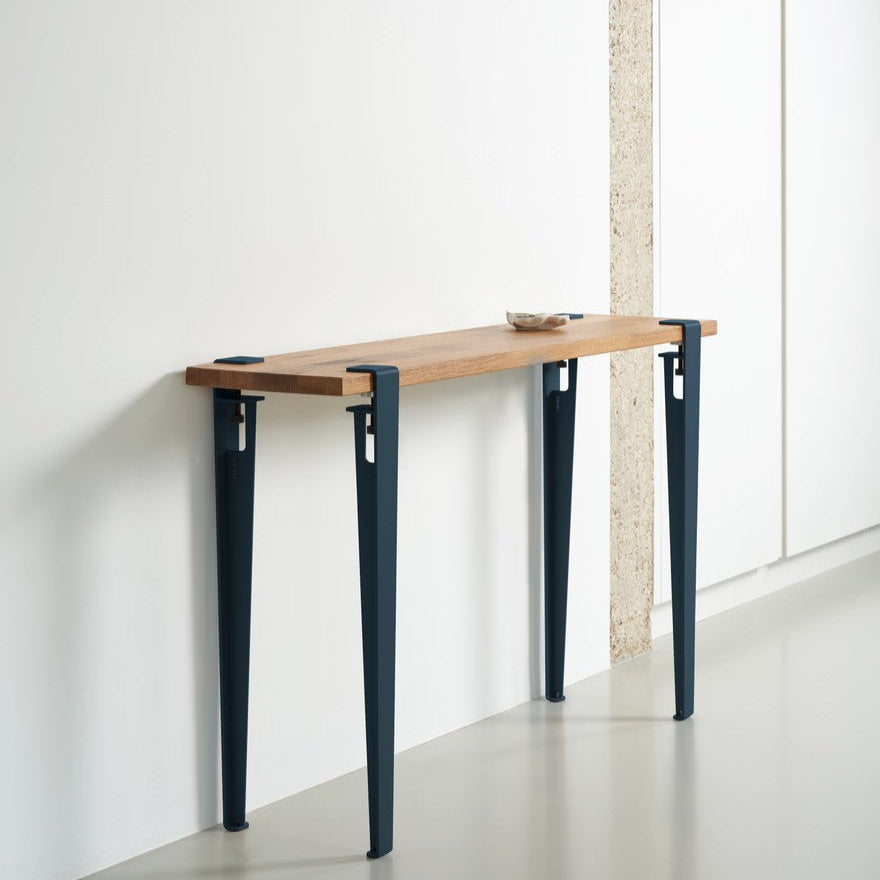 Tischbein von Tiptoe in midnight blue bei Frau Rabe im Concept Store Die Halle