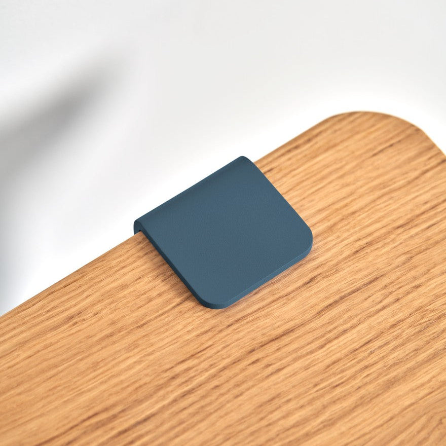Tischbein von Tiptoe in midnight blue bei Frau Rabe im Concept Store Die Halle