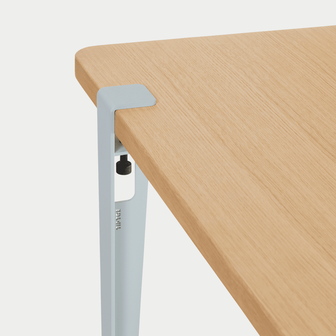 Tischbein von Tiptoe in pale blue bei Frau Rabe im Concept Store Die Halle