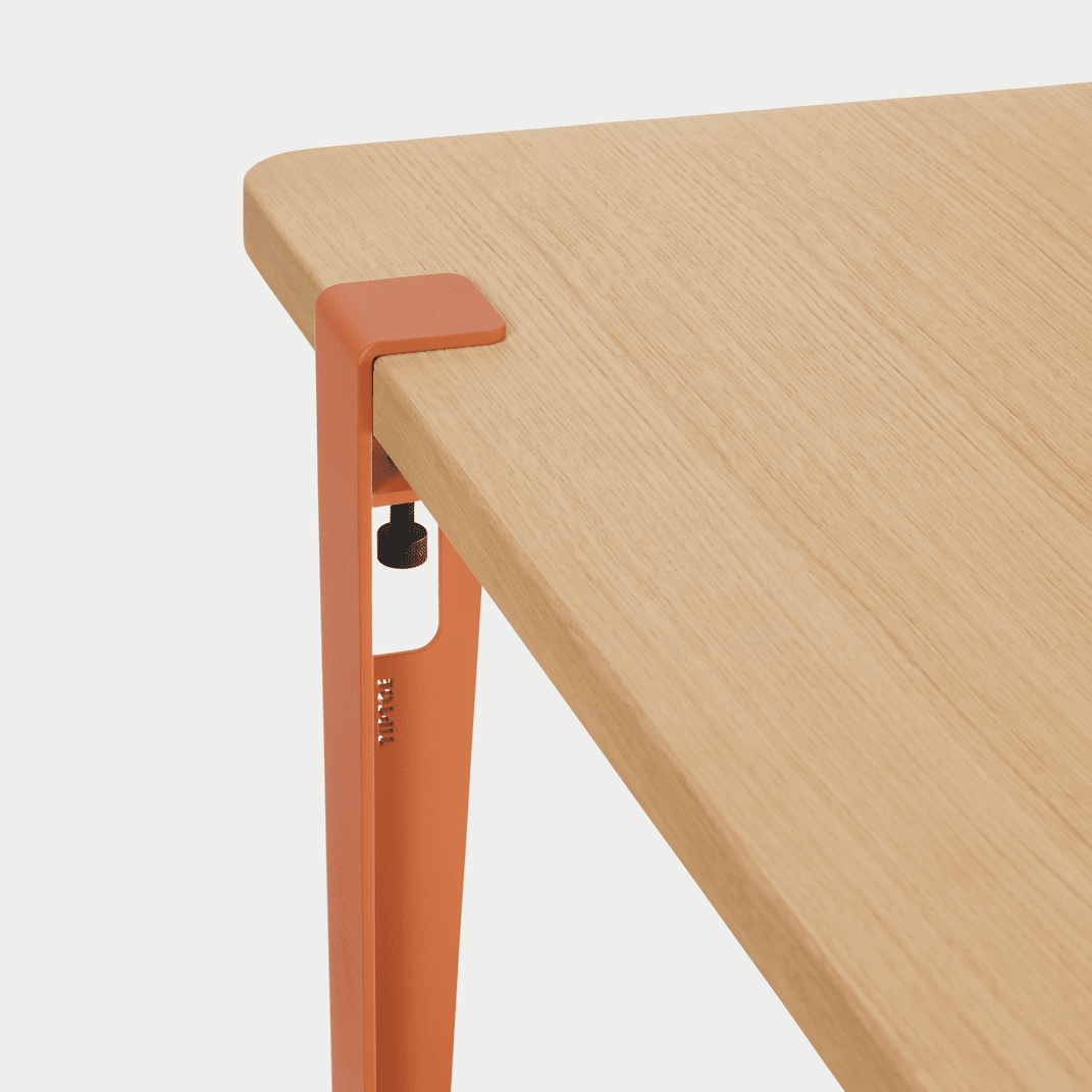 Tischbein von Tiptoe in tangerine red bei Frau Rabe im Concept Store Die Halle