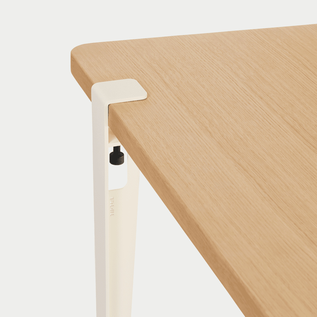 Tischbein von Tiptoe in white cream bei Frau Rabe im Concept Store Die Halle