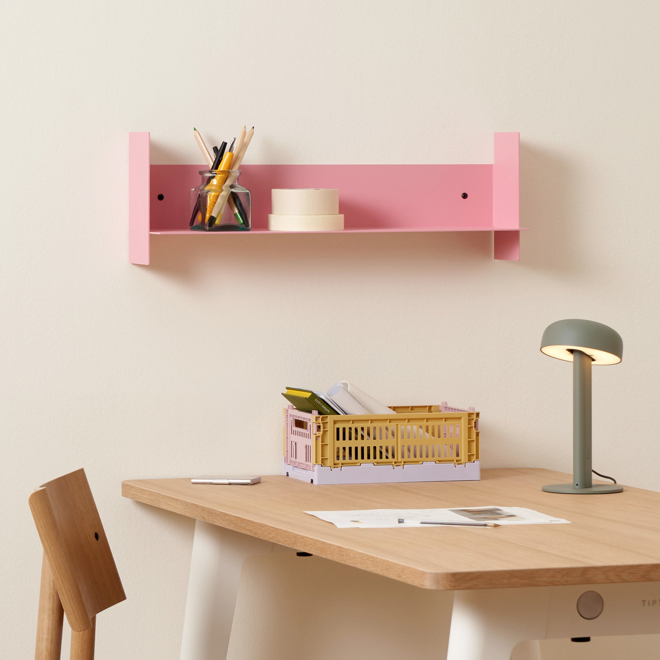 Wandregal Pli von Tiptoe in powder pink bei Frau Rabe im Concept Store Die Halle