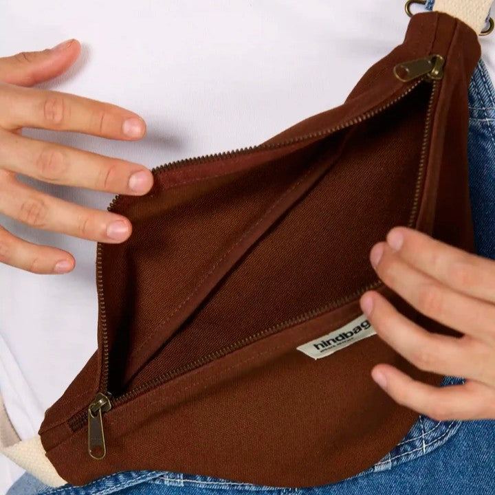 Bauchtasche Olivia in Schokolade von Hindbag bei Frau Rabe im Concept Store Die Halle