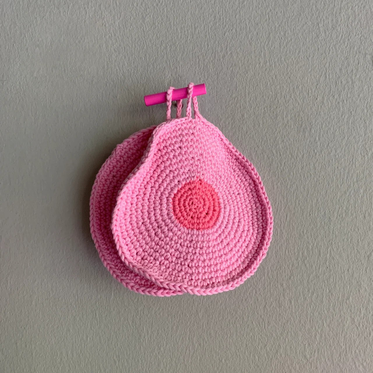 Kolor Wandhaken Line Hook small in neon pink bei Frau Rabe im Concept Store Die Halle
