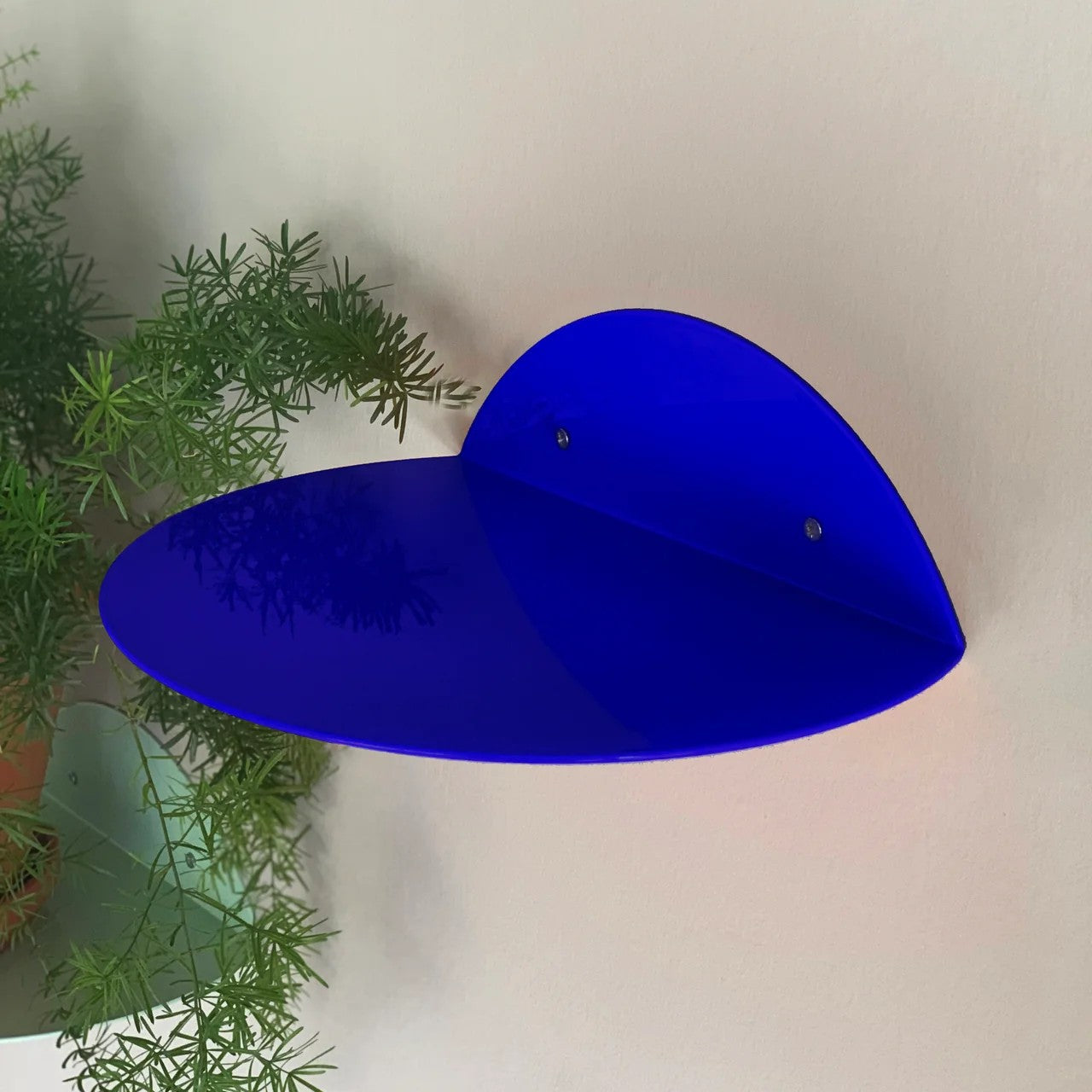 Kolor Wandregal Dot in Ultramarinblau bei Frau Rabe im Concept Store Die Halle