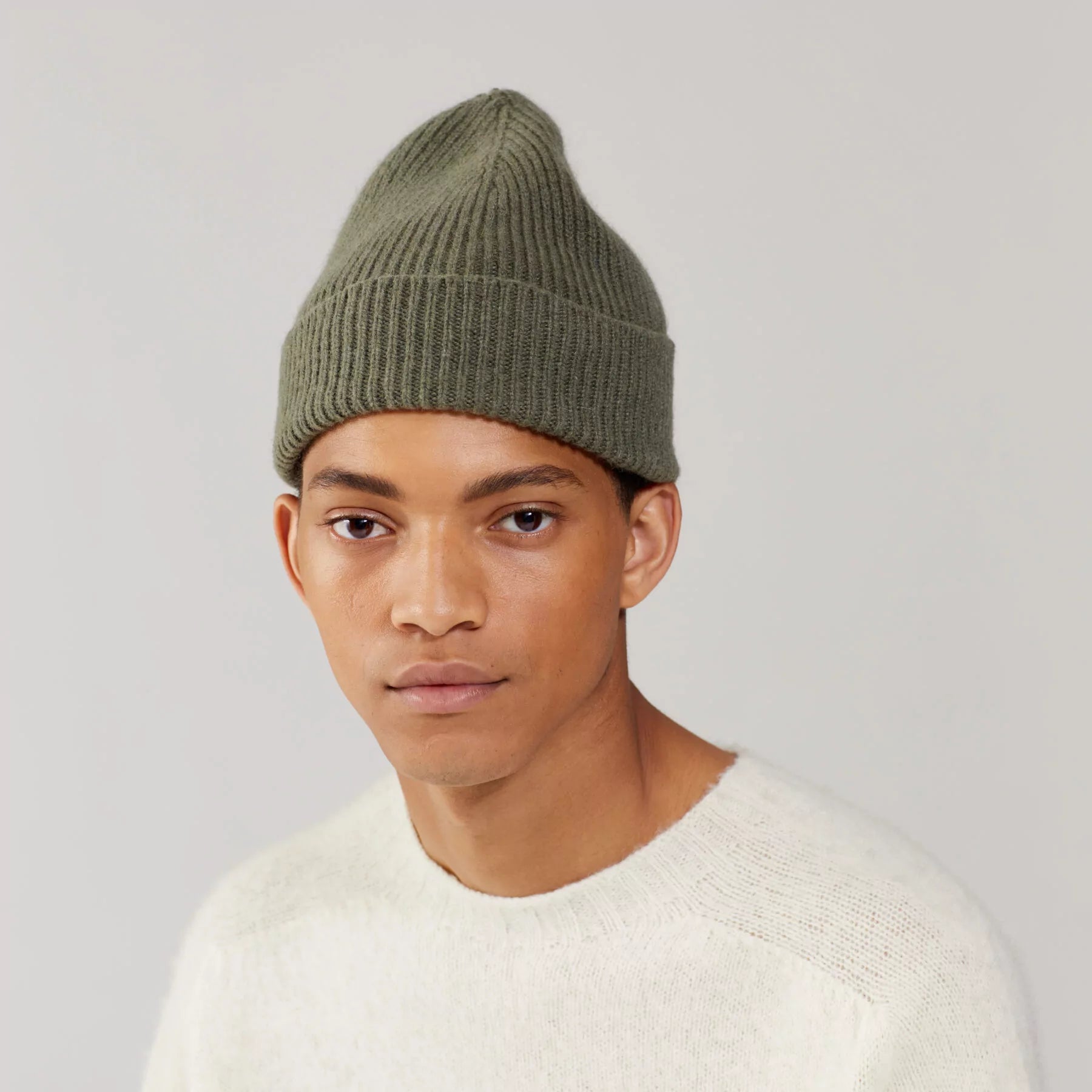 Beanie in der Farbe Croco von einem Model getragen von Le Bonnet bei Frau Rabe im Concept Store Die Halle