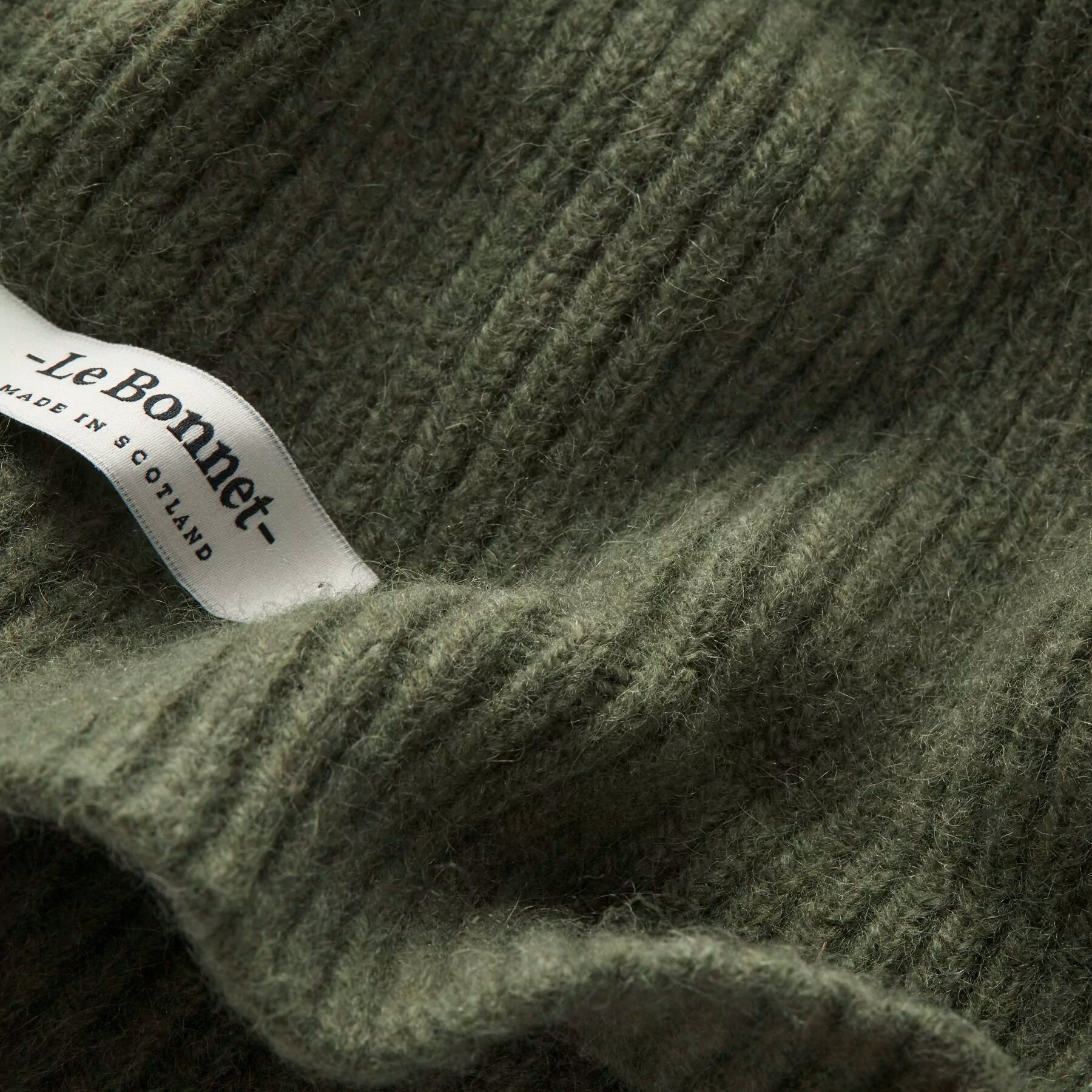 Beanie in der Farbe Croco Detailaufnahme von Le Bonnet bei Frau Rabe im Concept Store Die Halle