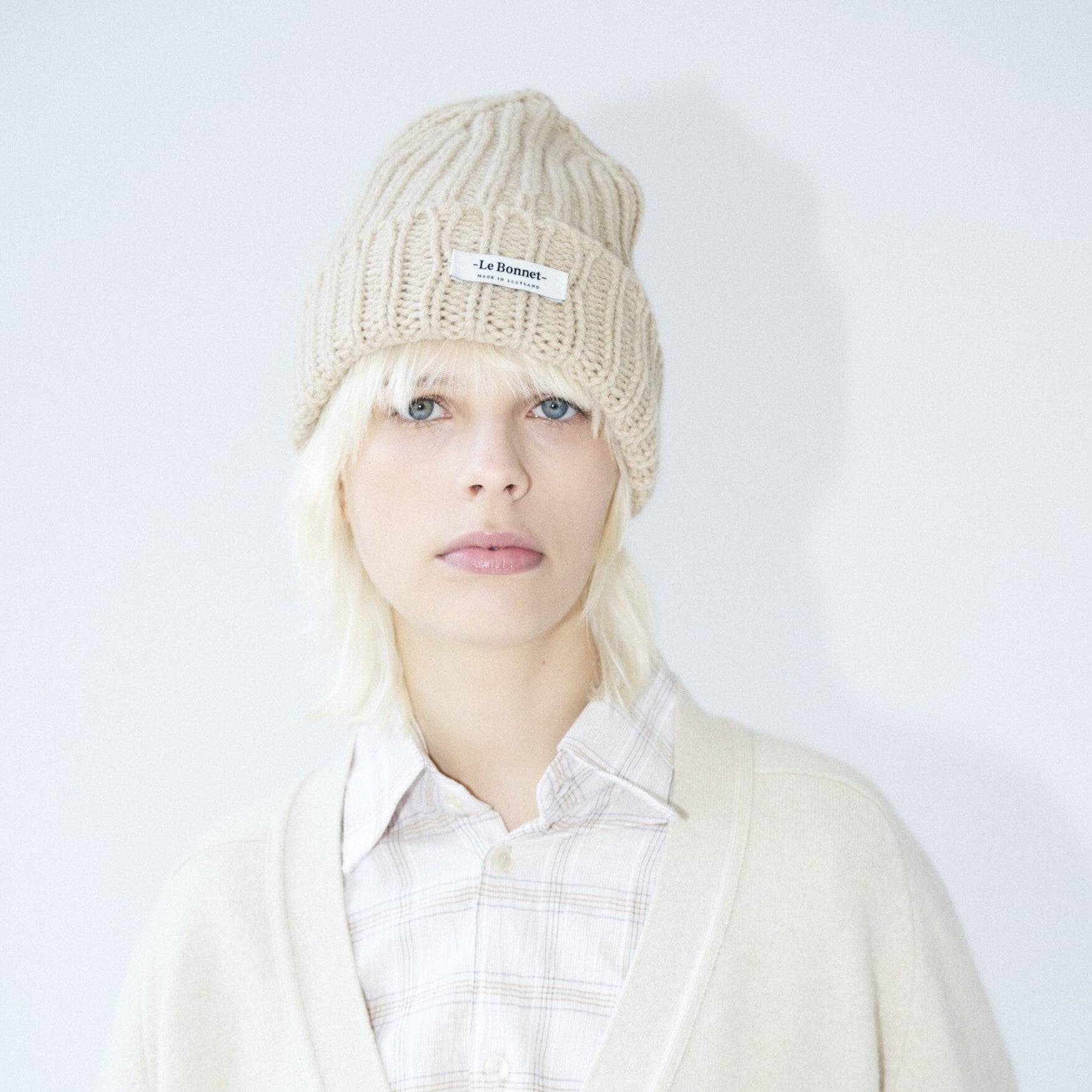 Beanie Logo in der Farbe Sand von Le Bonnet bei Frau Rabe im Concept Store Die Halle