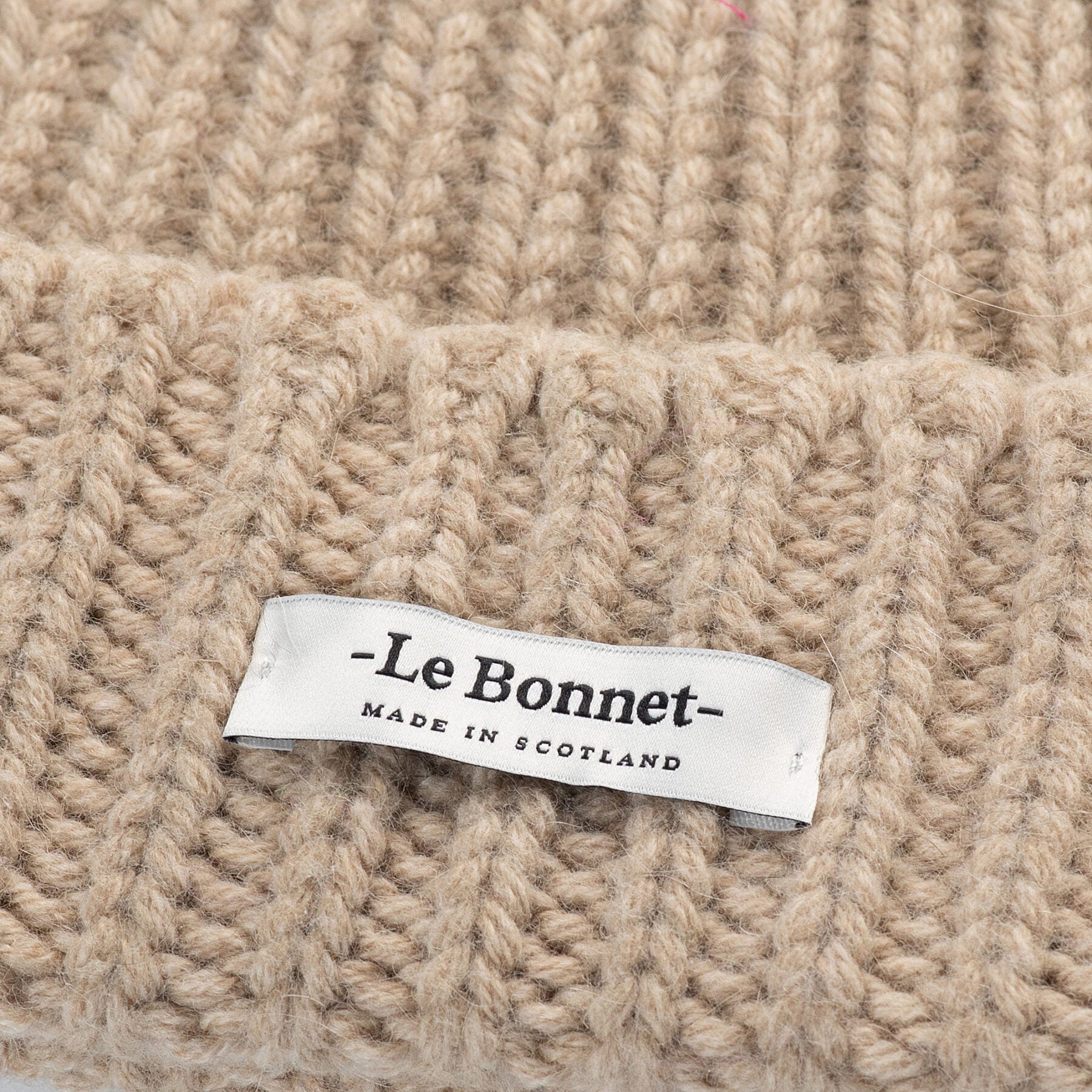 Beanie Logo in der Farbe Sand von Le Bonnet bei Frau Rabe im Concept Store Die Halle