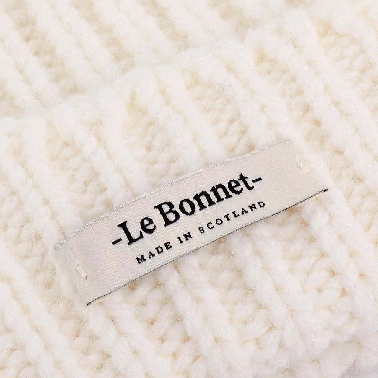 Beanie Logo in der Farbe Snow von Le Bonnet bei Frau Rabe im Concept Store Die Halle