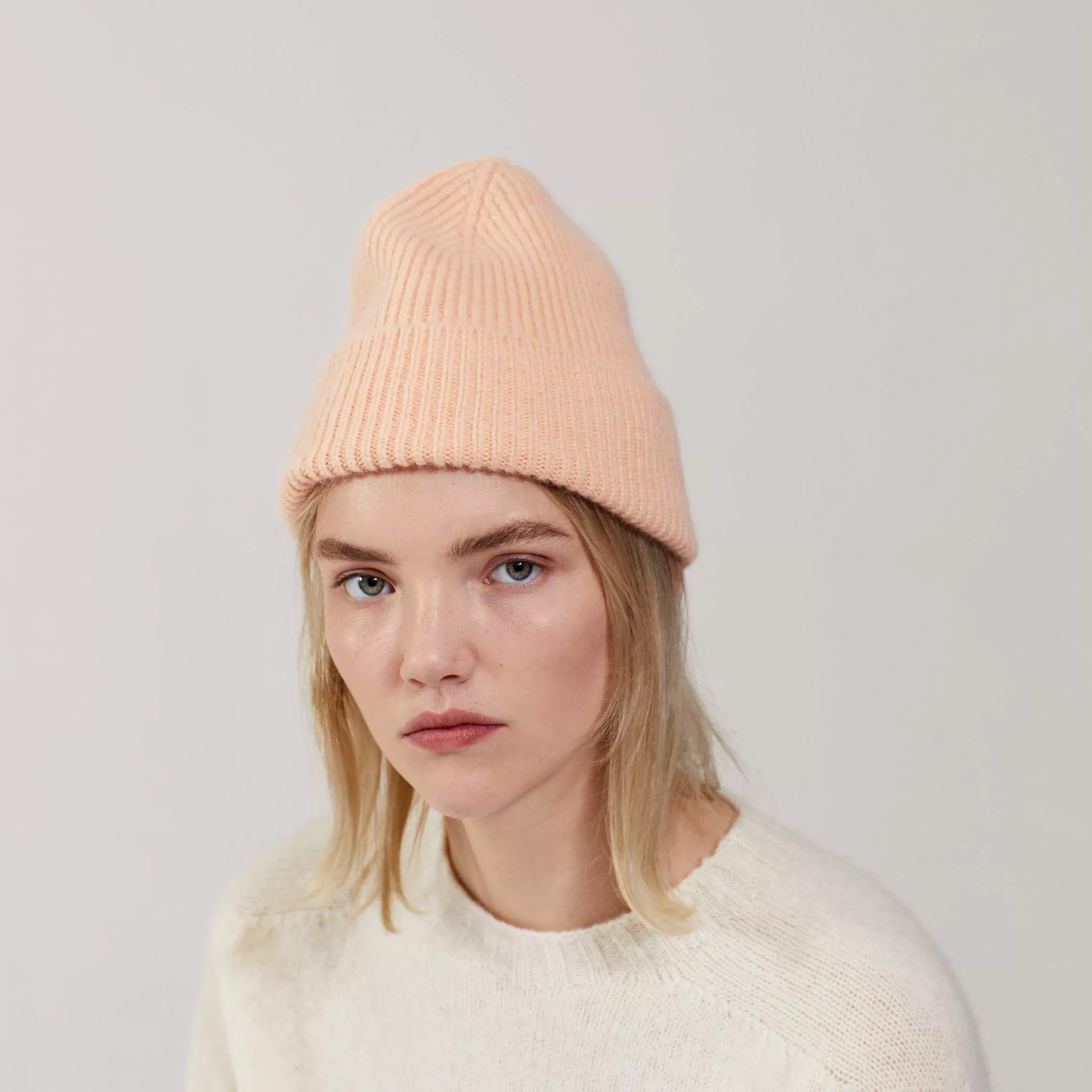 Beanie in der Farbe Peach von Le Bonnet bei Frau Rabe im Concept Store Die Halle