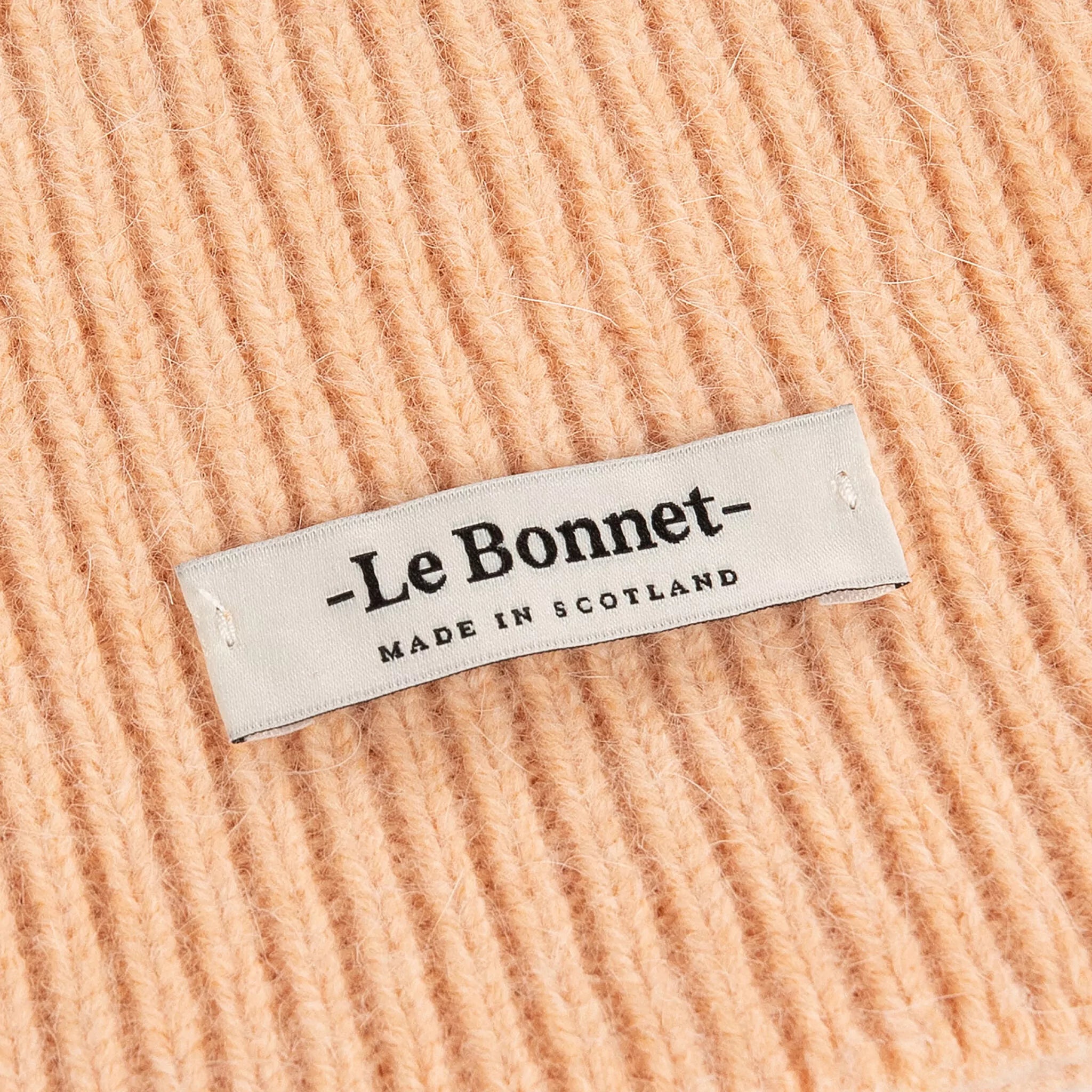 Beanie in der Farbe Peach von Le Bonnet bei Frau Rabe im Concept Store Die Halle