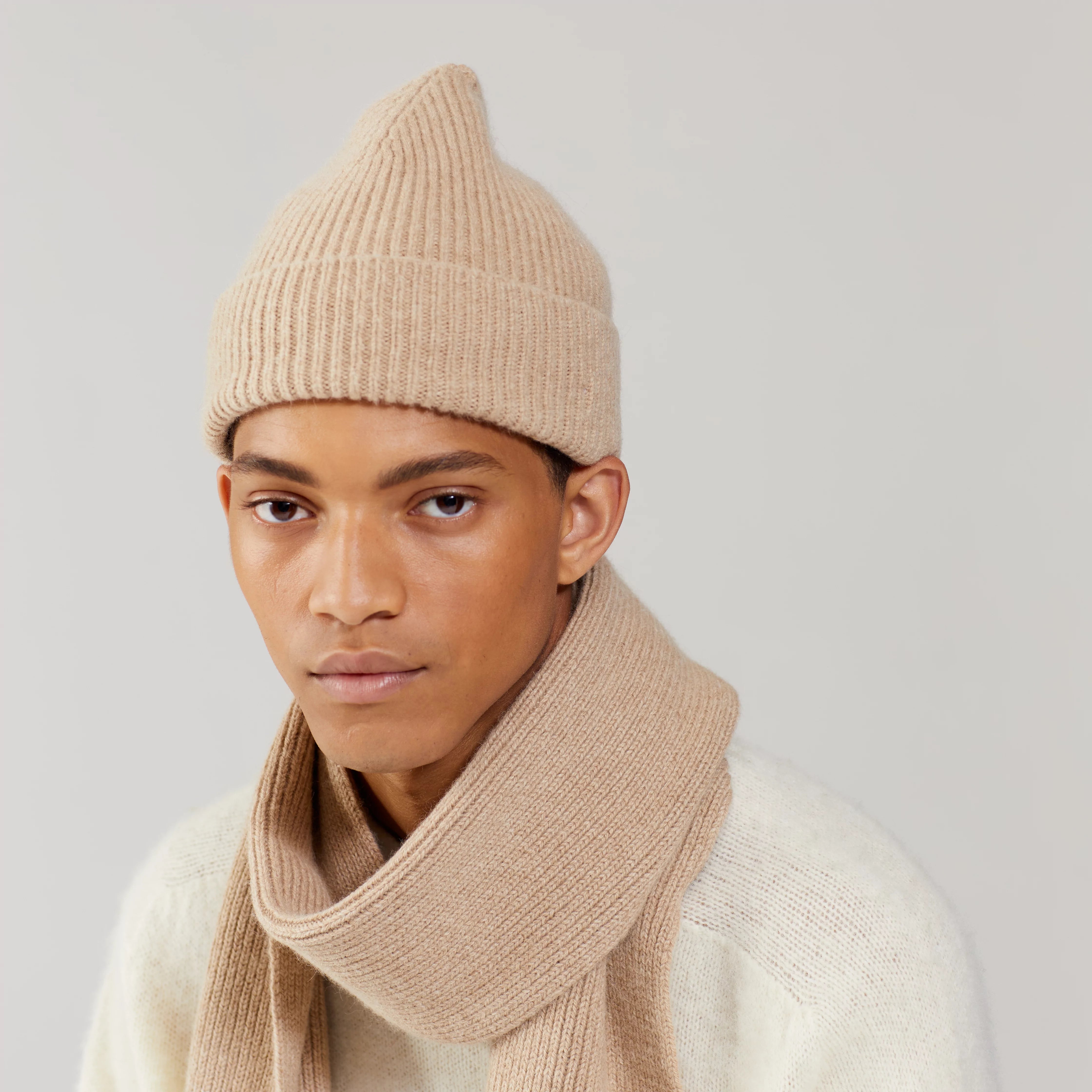 Beanie in der Farbe Sand von einem Model getragen von Le Bonnet bei Frau Rabe im Concept Store Die Halle