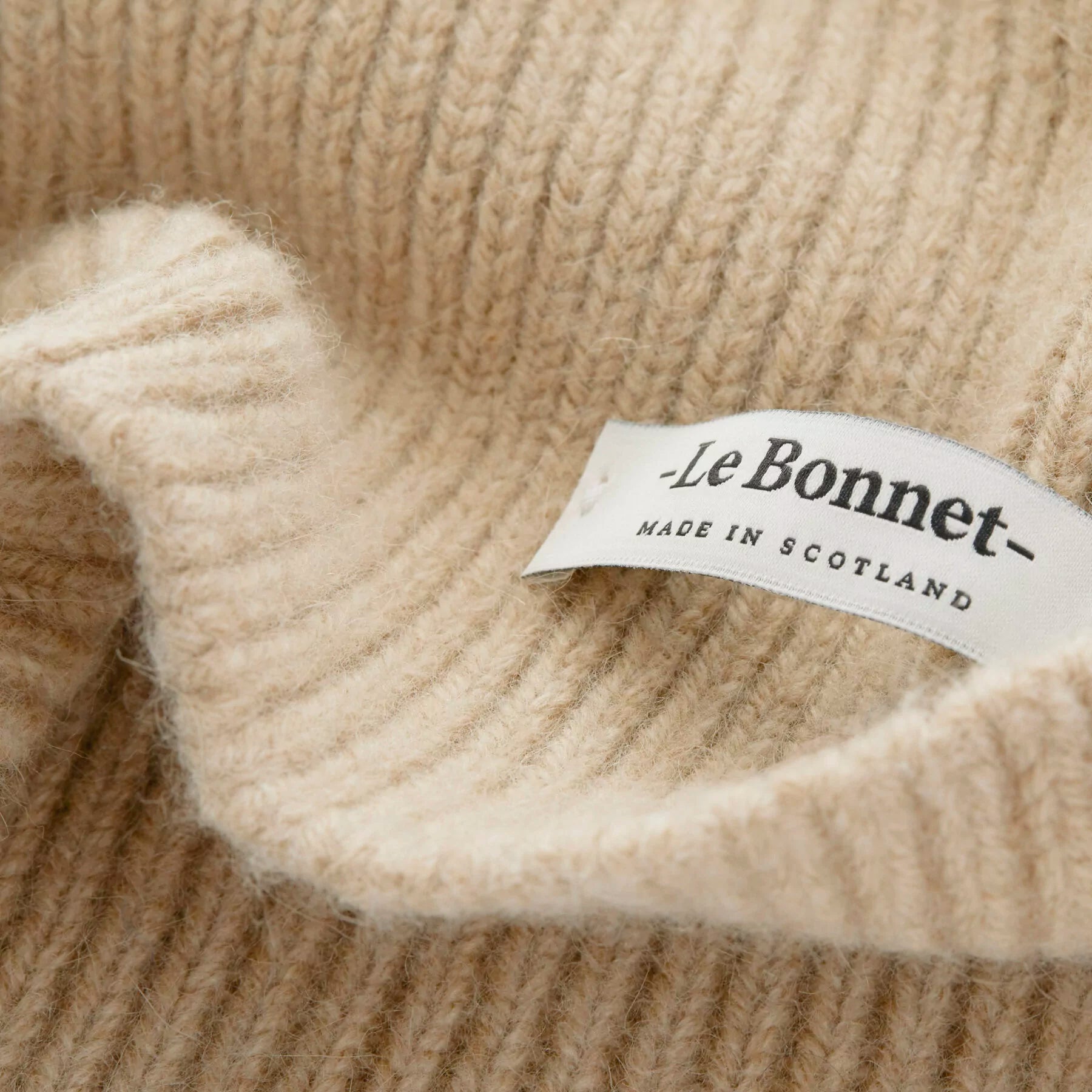 Beanie in der Farbe Sand Detailaufnahme von Le Bonnet bei Frau Rabe im Concept Store Die Halle