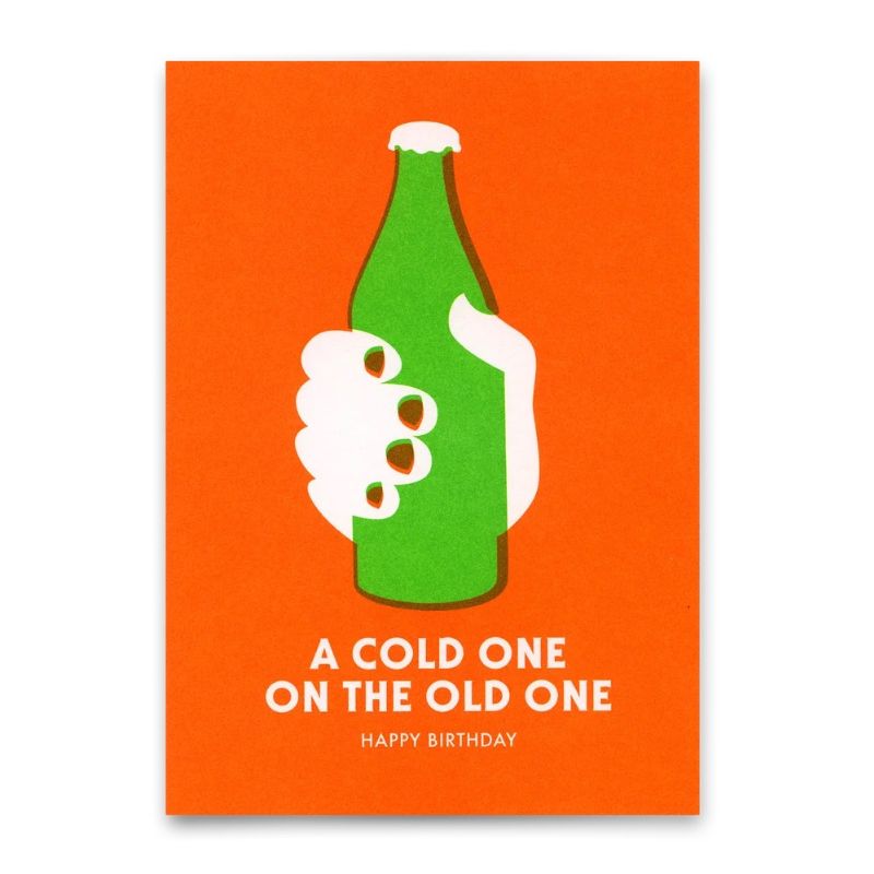Postkarte mit illustrierter grüner Bierflasche in einer Hand und Schriftzug "A cold one on the old one, Happy Birthday" auf orangem Hintergrund