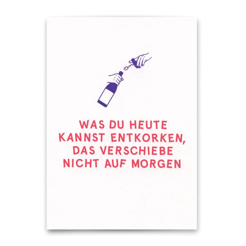 Postkarte mit lila Illustration zweier Hände, die eine Flasche entkorken, und rotem Schriftzug "Was du heute kannst entkorken, das verschiebe nicht auf morgen"