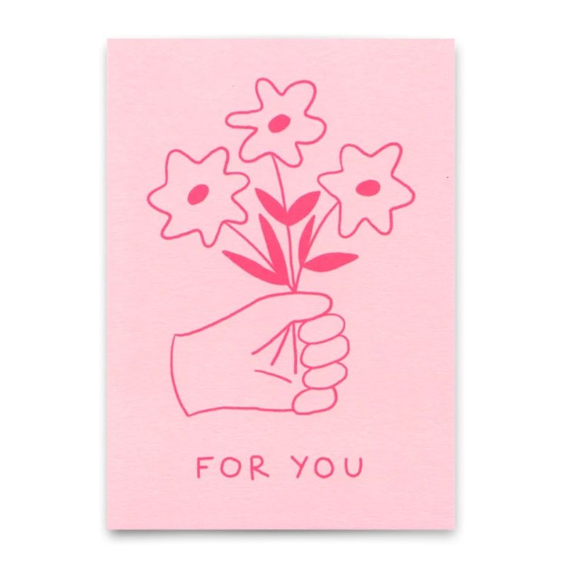 Postkarte mit pinker Illustration einer Hand, die einen Blumenstrauß hält, und Schriftzug "For you" auf zartrosa Hintergrund