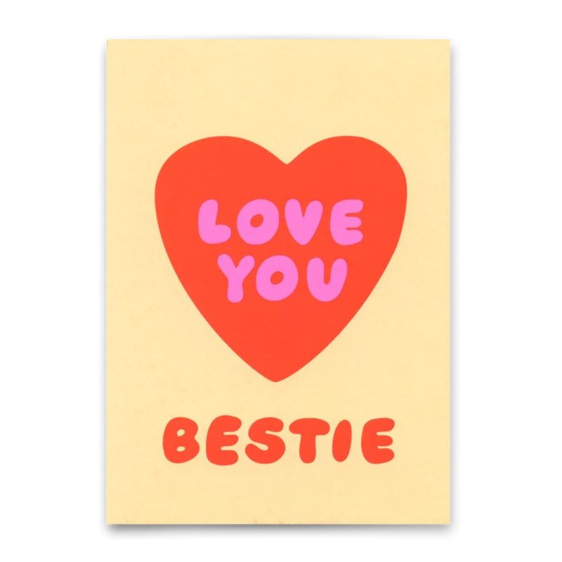 Postkarte mit rotem Herz und pinkem Schriftzug "Love You" darin sowie "Bestie" darunter auf zartgelbem Hintergrund