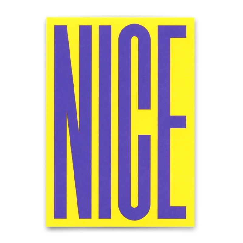 Postkarte mit großem lila Schriftzug "NICE" in Blockbuchstaben auf leuchtend gelbem Hintergrund