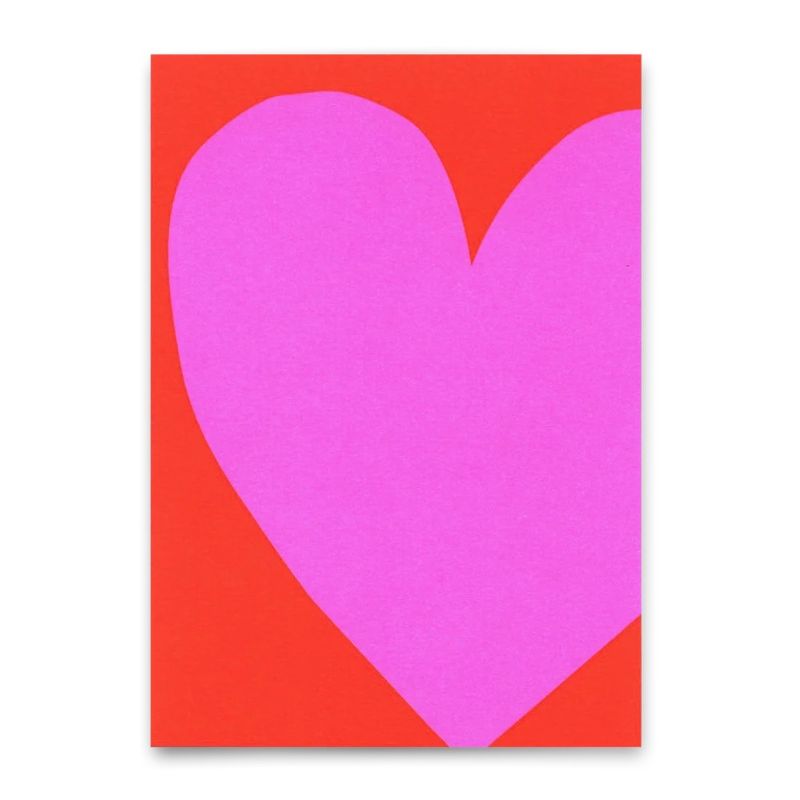 Postkarte mit großem pink-lila Herz auf leuchtend rotem Hintergrund