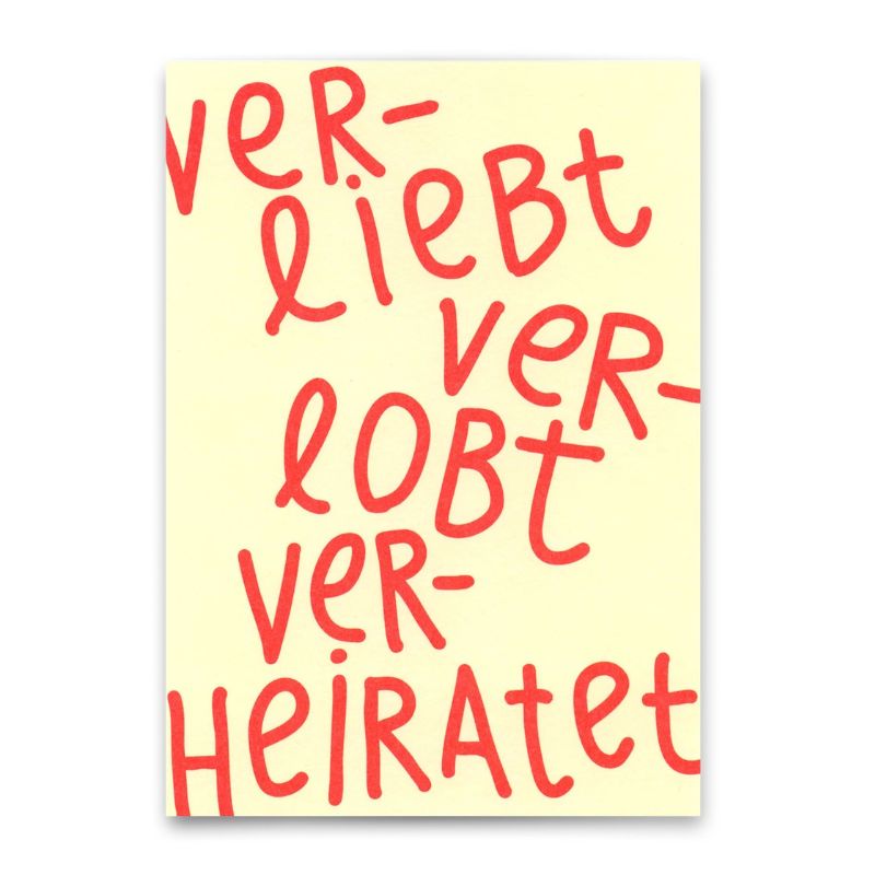 Postkarte mit handgeschriebenem rotem Schriftzug "Verliebt, Verlobt, Verheiratet" auf zartgelbem Hintergrund