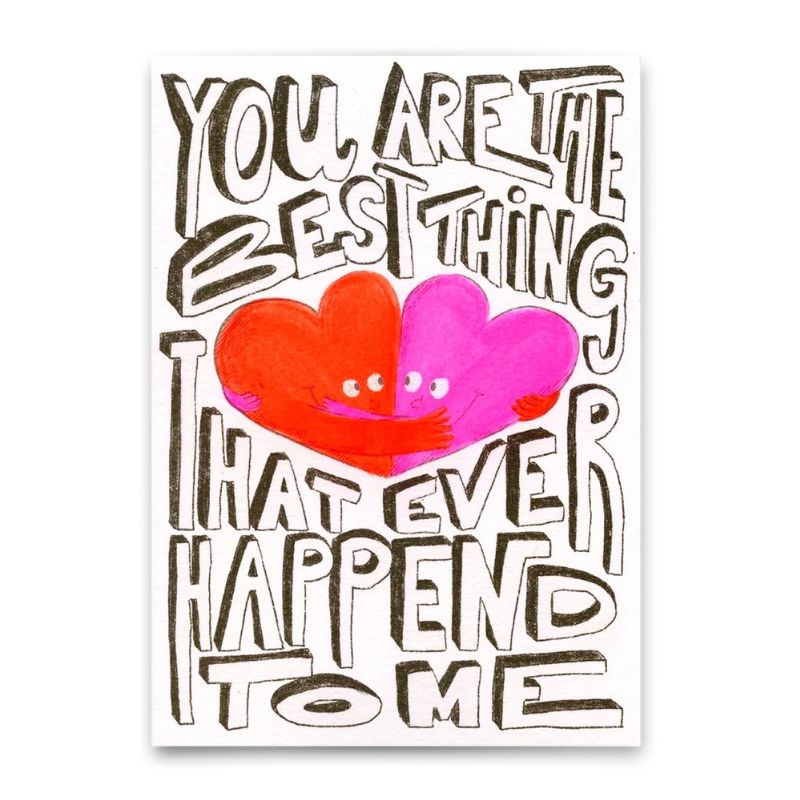 Postkarte mit zwei umarmenden Herzen in Rot und Pink und handgeschriebenem Text "You are the best thing that ever happend to me"