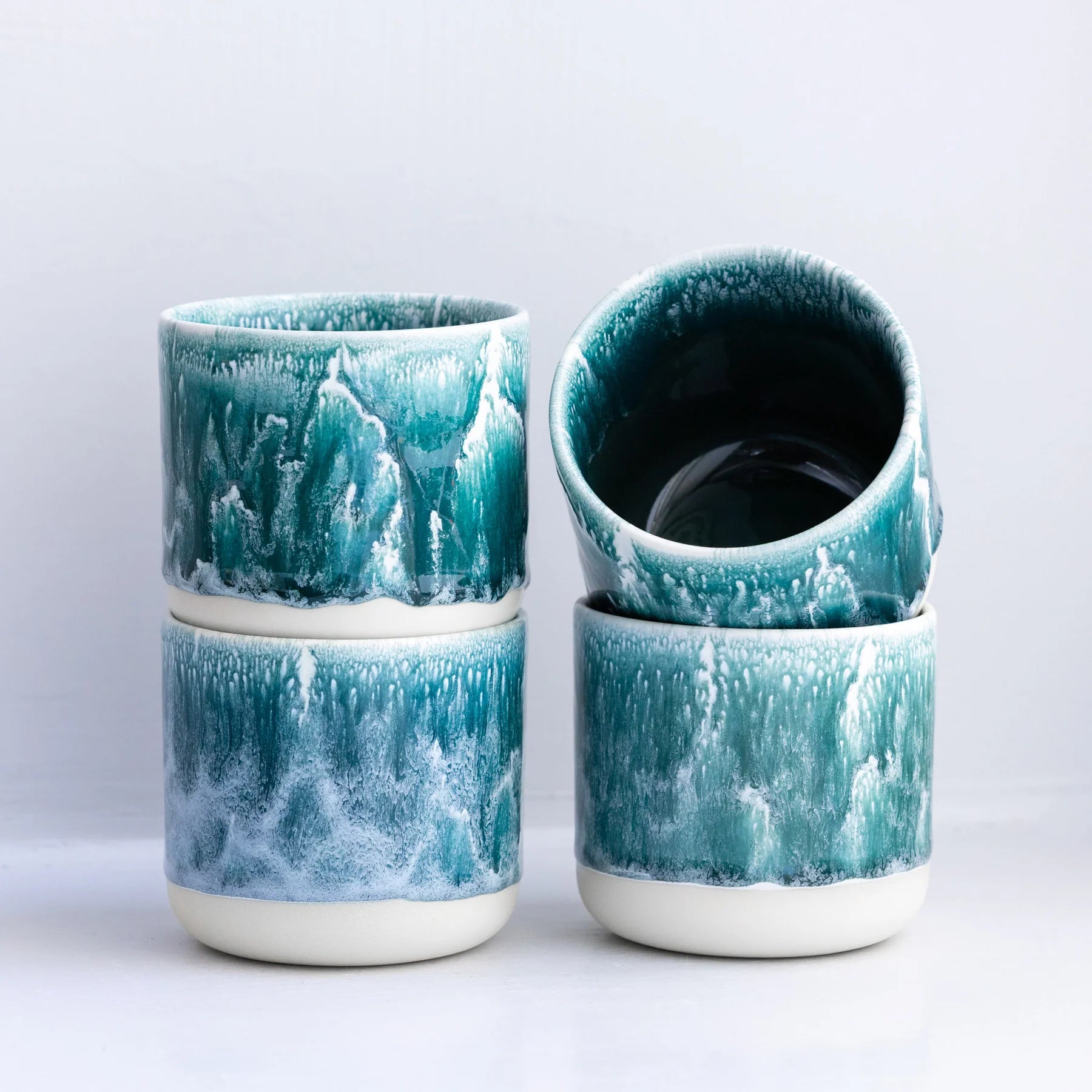 Quench Cup von Studio Arhoj in der Farbe Andromeda Green bei Frau Rabe im Concept Store Die Halle