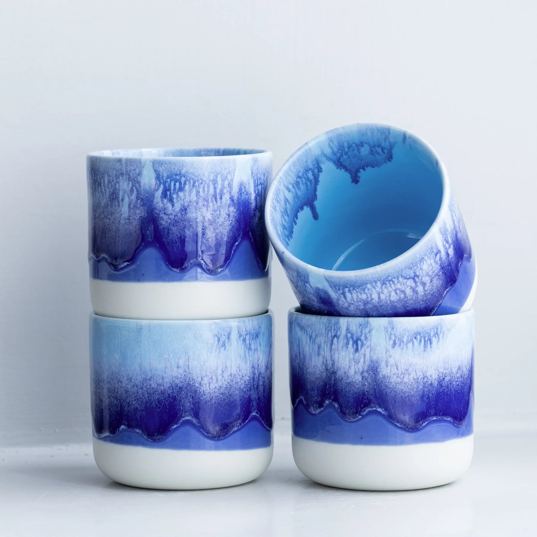 Quench Cup von Studio Arhoj in der Farbe Dolphin bei Frau Rabe im Concept Store Die Halle