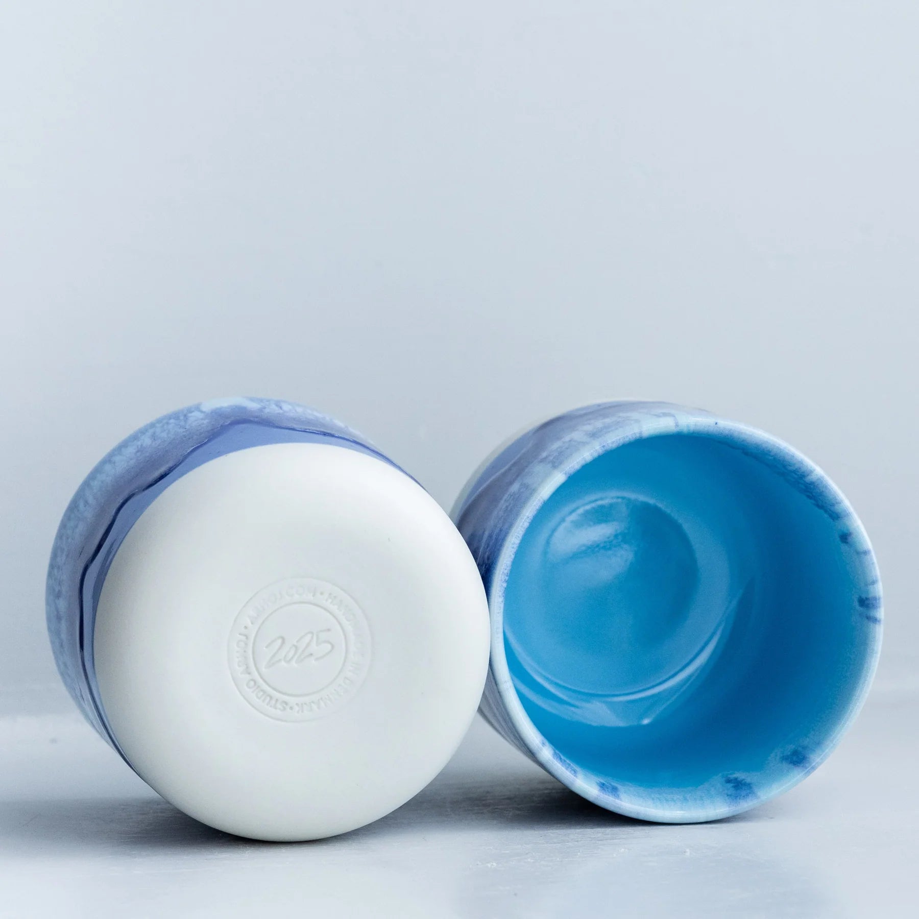 Quench Cup von Studio Arhoj in der Farbe Dolphin bei Frau Rabe im Concept Store Die Halle