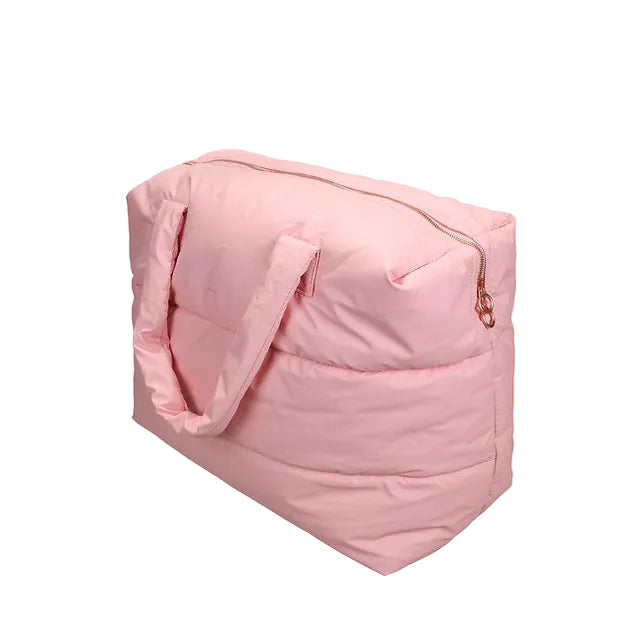 Gepolsterte Weekend Bag in Rosa mit zwei Trageschlaufen und goldenem Reißverschluss vor hellem Hintergrund