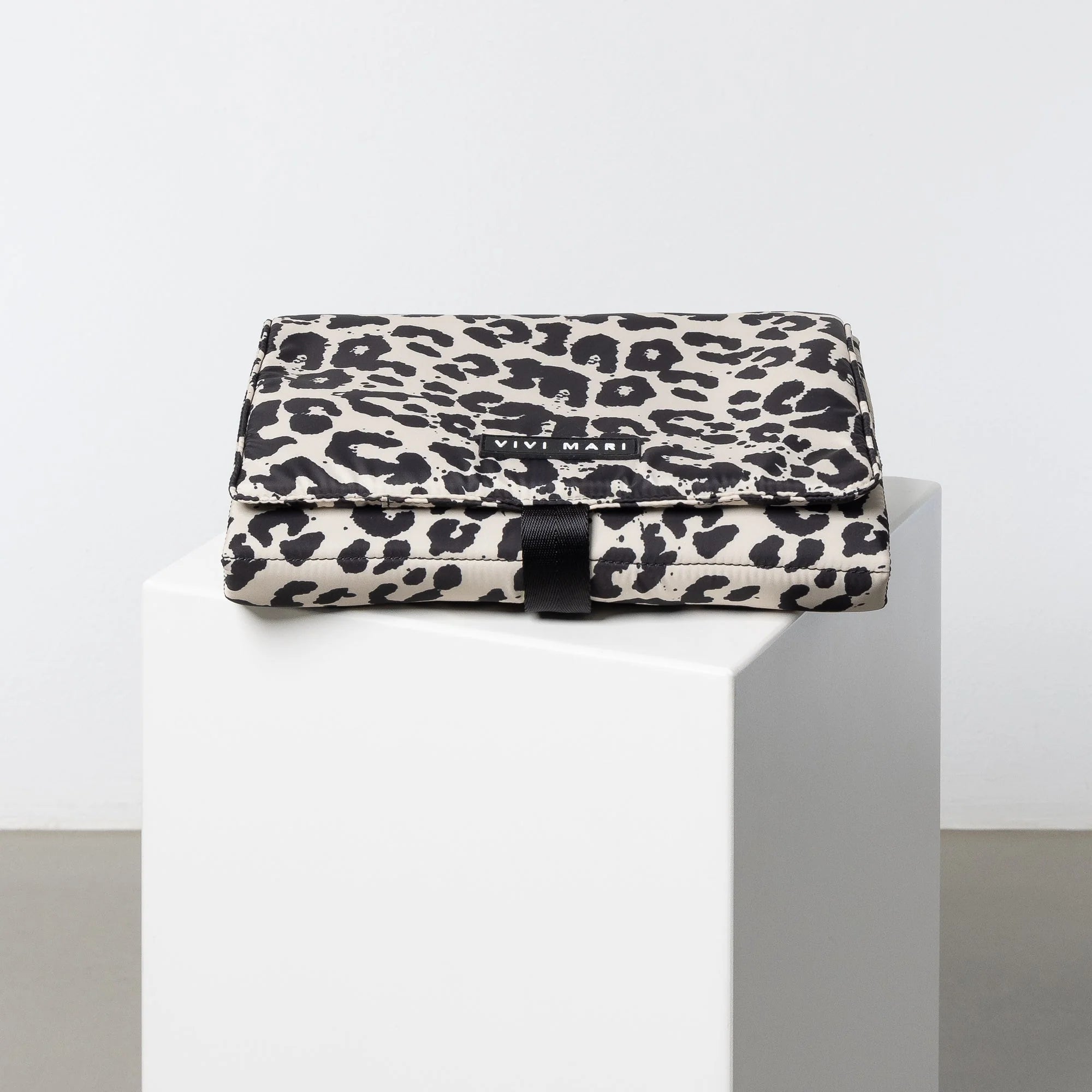 Baby Wickelmatte | Leo Splashes Leo Black/Sand