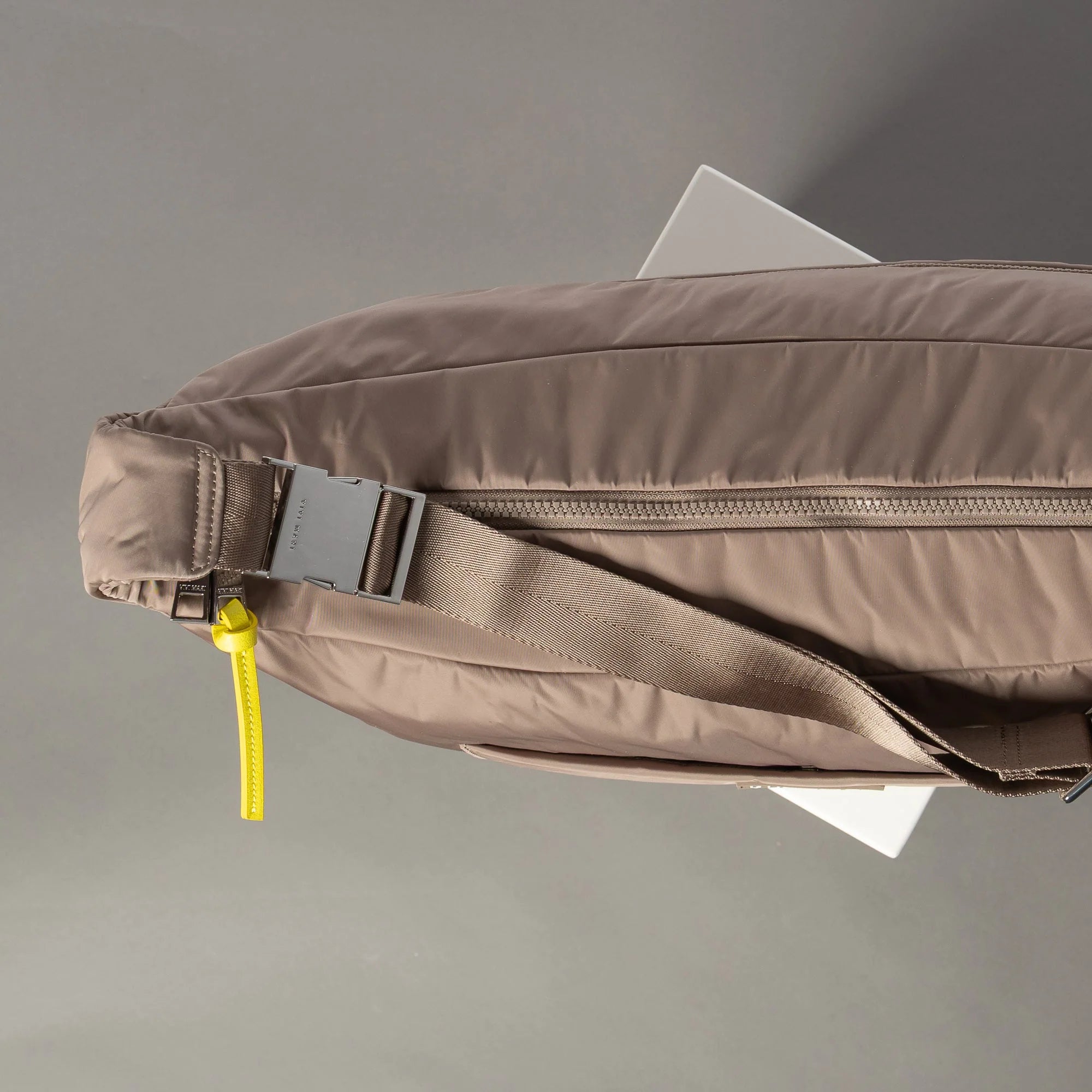 Padded Hip Bag Oversized | Dark Mushroom