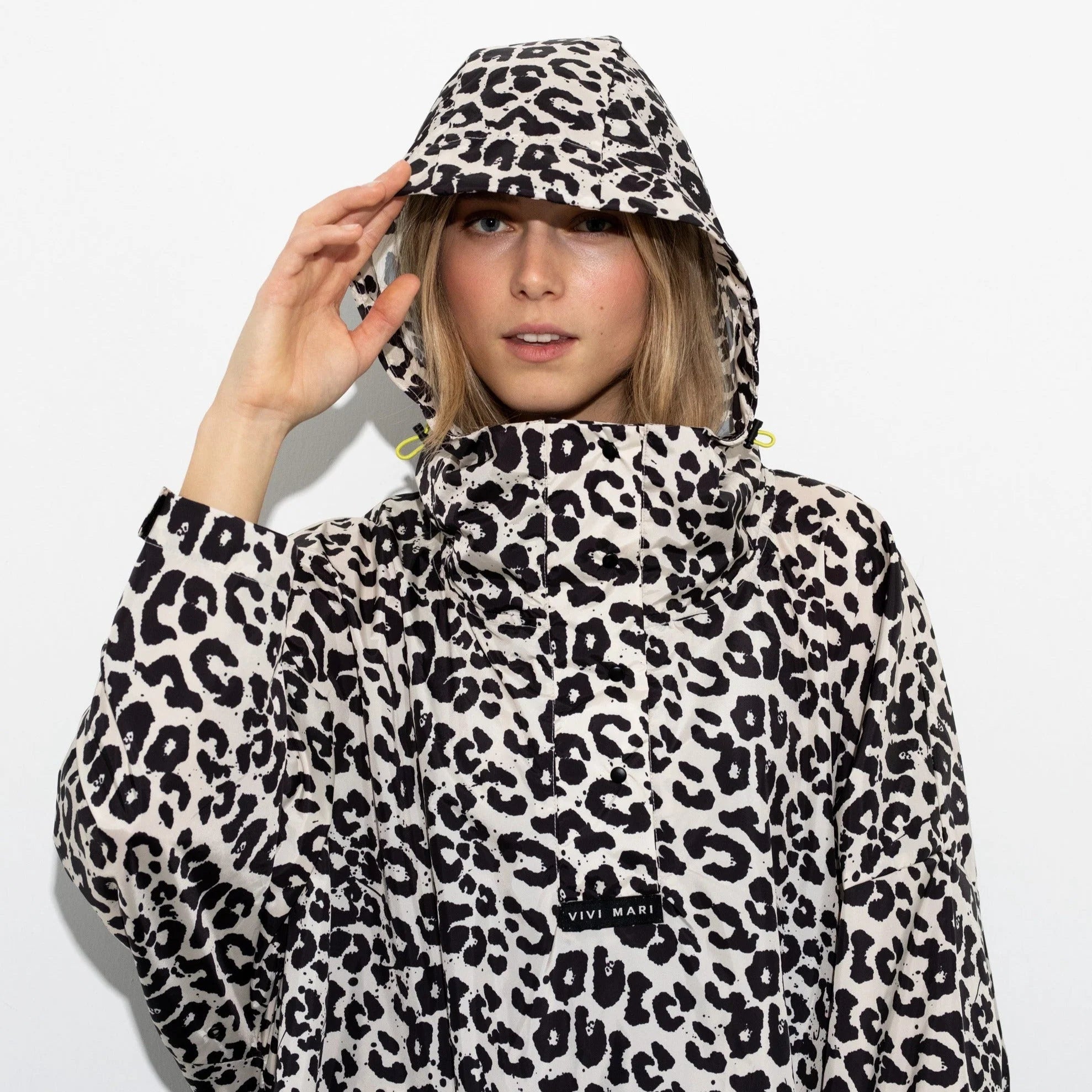 Regenponcho Leo Splashes in der Farbe Black / Sand von Vivi Mari bei Frau Rabe