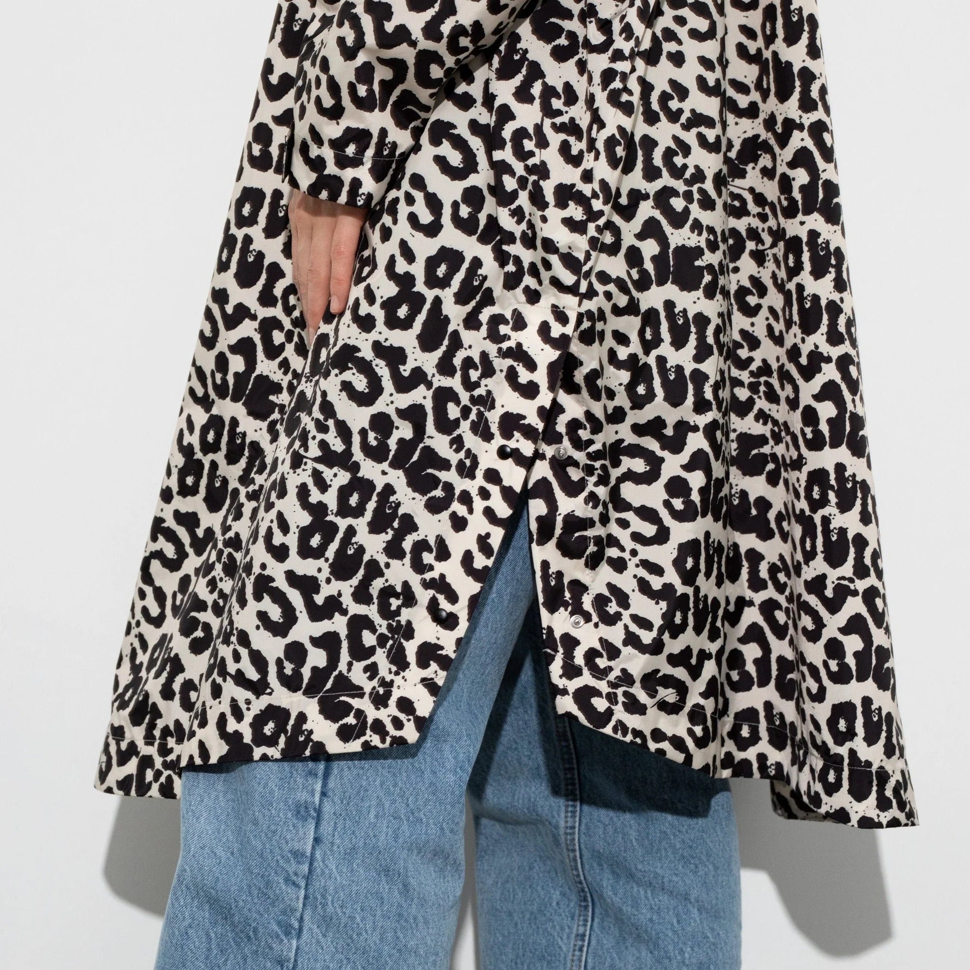Regenponcho Leo Splashes in der Farbe Black / Sand von Vivi Mari bei Frau Rabe