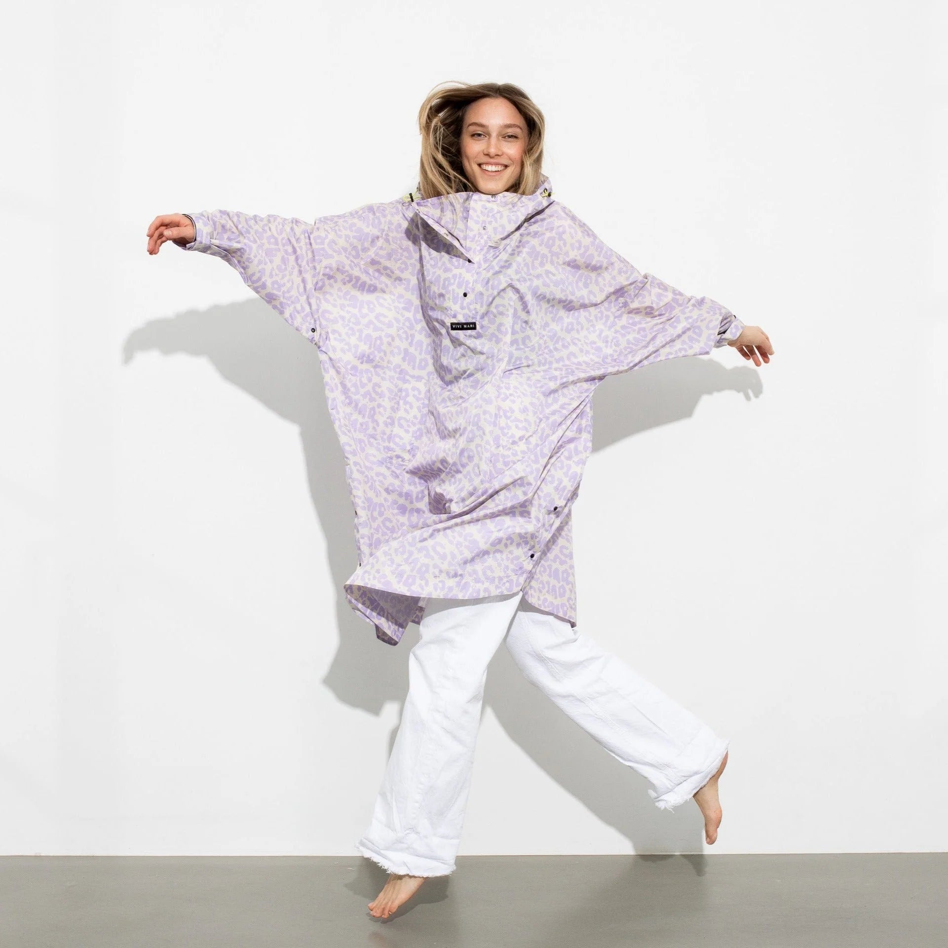 Regenponcho Leo Splashes in der Farbe lavender / grey von Vivi Mari bei Frau Rabe