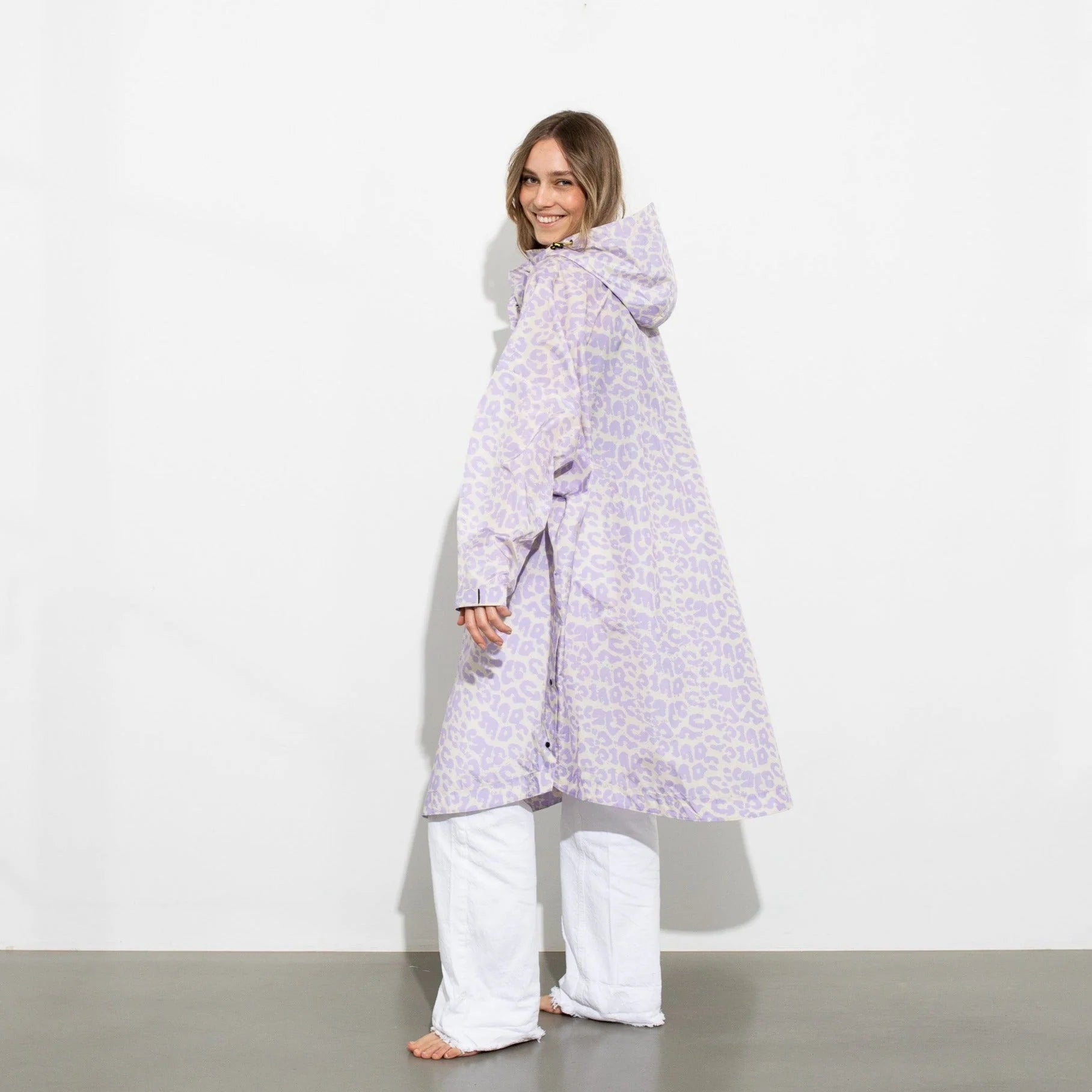 Regenponcho Leo Splashes in der Farbe lavender / grey von Vivi Mari bei Frau Rabe