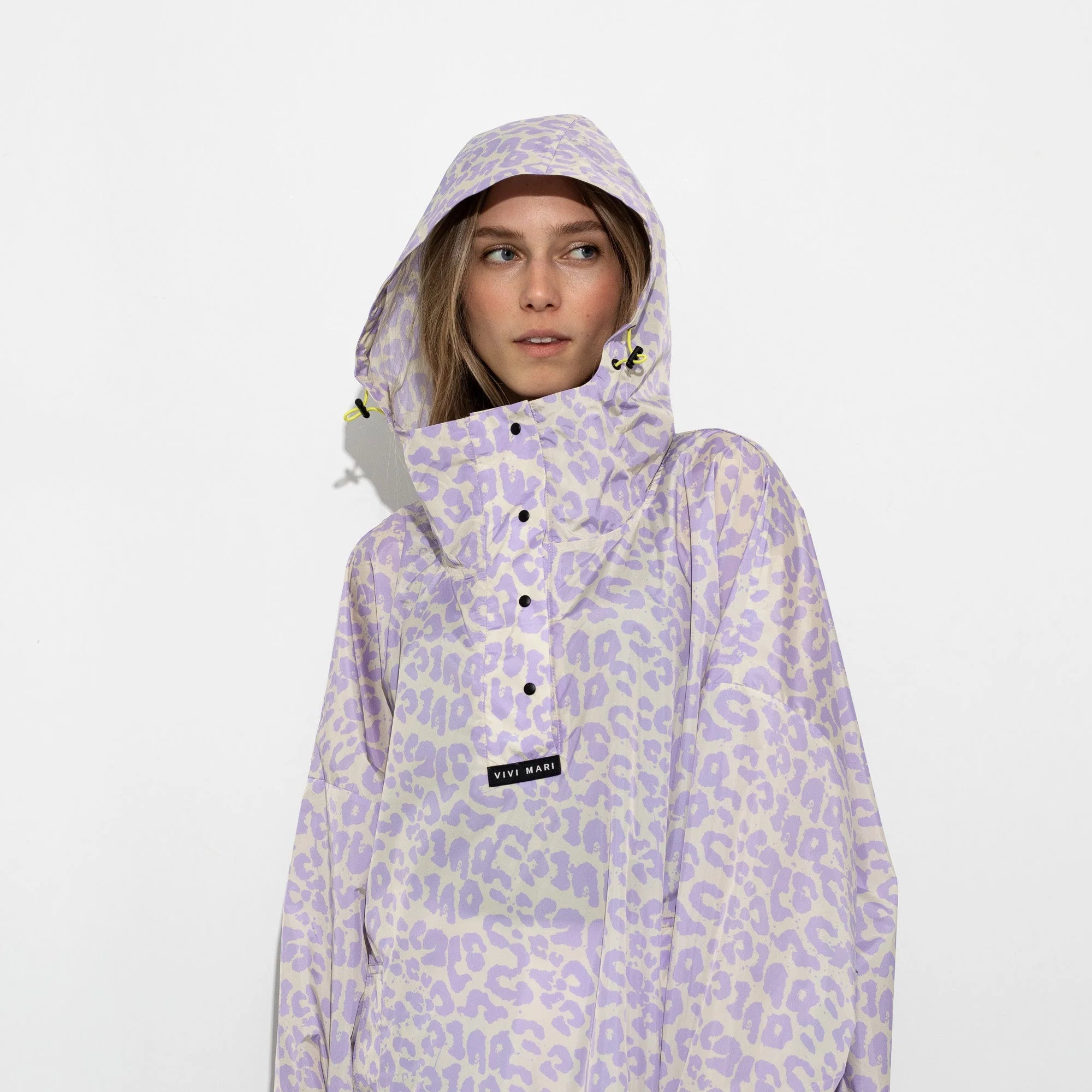 Regenponcho Leo Splashes in der Farbe lavender / grey von Vivi Mari bei Frau Rabe