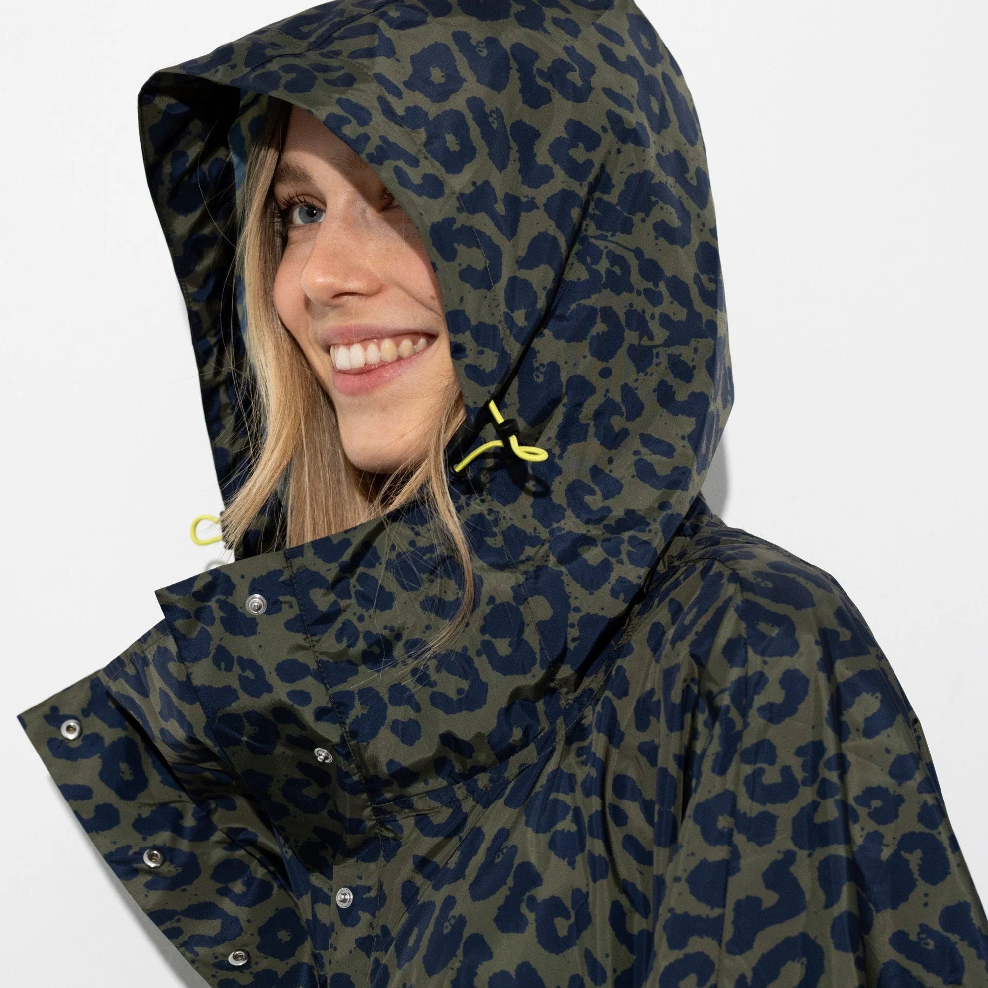 Regenponcho Leo Splashes in der Farbe Navy / olive von Vivi Mari bei Frau Rabe