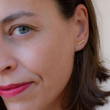 Lade das Bild in den Galerie-Viewer, Ohrringe Camu X-Long Earrings | Gold Plated Sterling Silver
