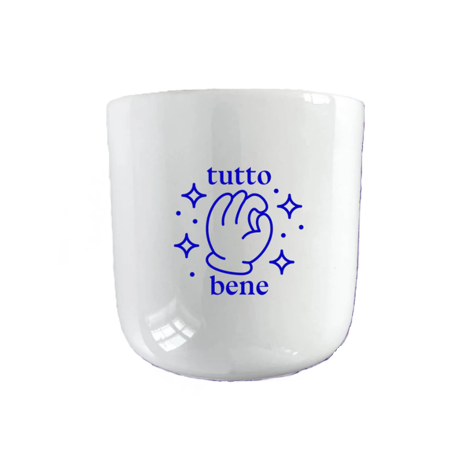 Porzellanbecher Tutto Bene von Studio Ciao mit blauem Handzeichen-Motiv und Schriftzug "tutto bene", umgeben von Sternen. Erhältlich im Shop "die Halle" bei Frau Rabe.
