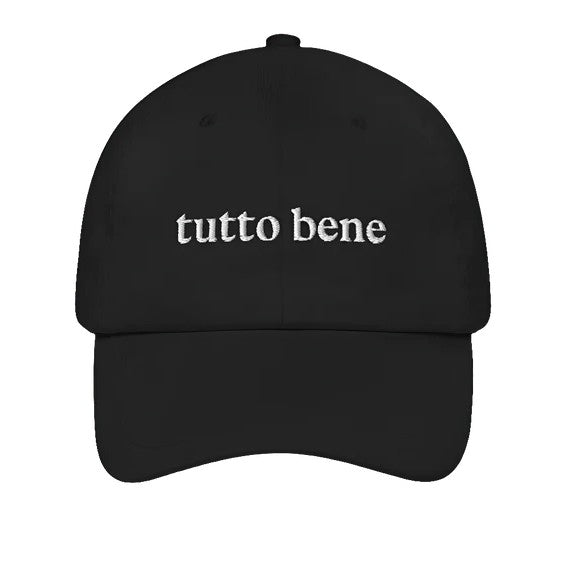 Schwarze 6‑Panel Cap mit gebogenem Schirm, Schriftzug „Tutto Bene“ in Weiß auf Baumwollstoff, Studio Ciao