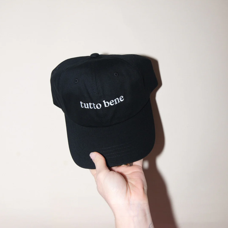 Schwarze 6‑Panel Cap mit gebogenem Schirm, Schriftzug „Tutto Bene“ in Weiß auf Baumwollstoff, Studio Ciao