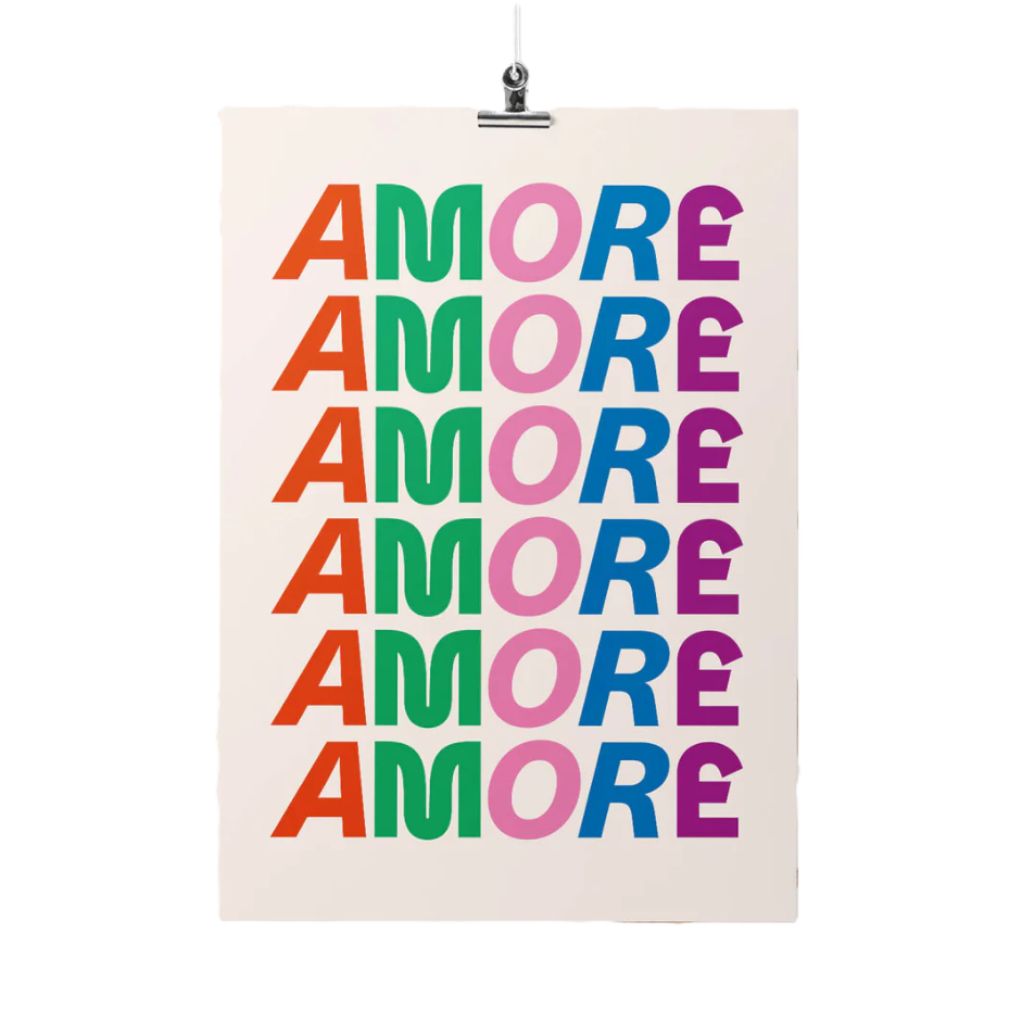 Buntes Typografie-Plakat „Amore“ von Studio Ciao in 30×40 cm mit Schriftzug in fünf Farben auf weißem Hintergrund