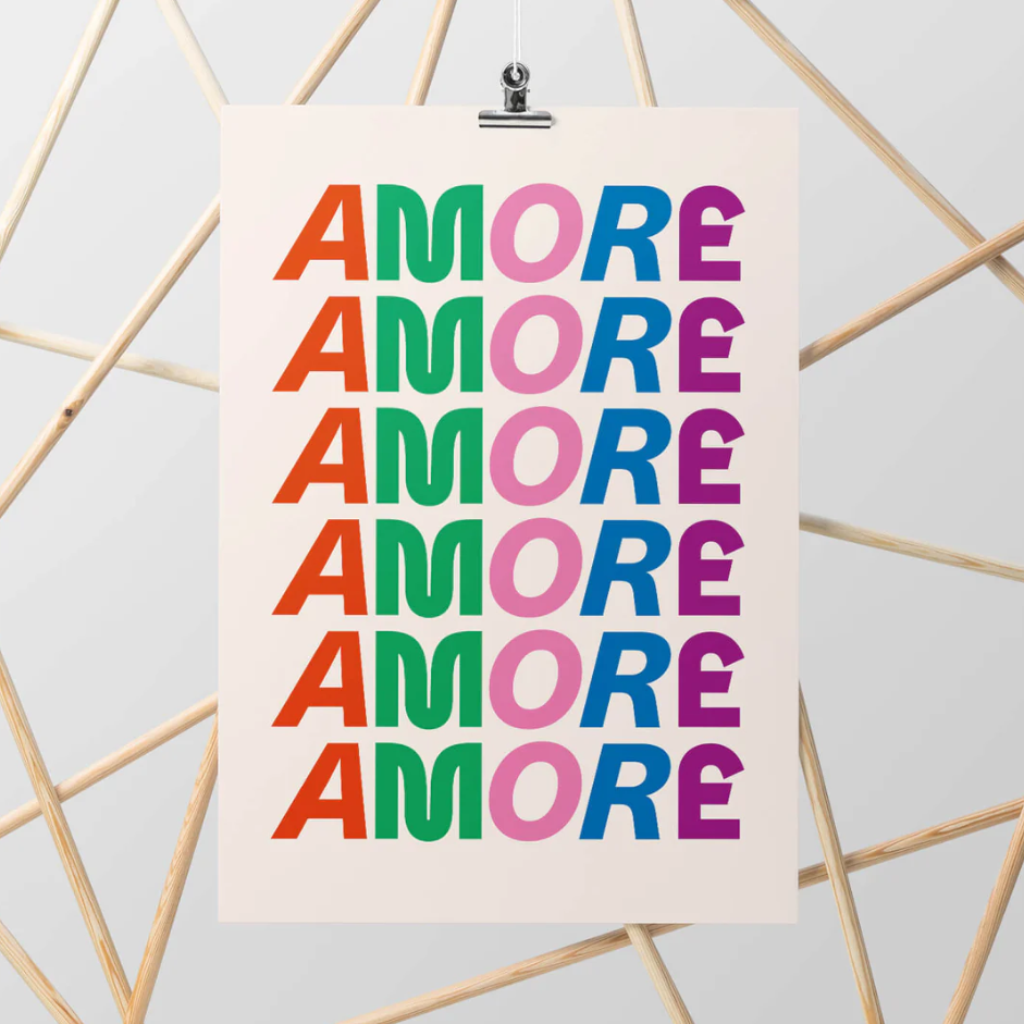 Buntes Typografie-Plakat „Amore“ von Studio Ciao in 30×40 cm mit Schriftzug in fünf Farben auf weißem Hintergrund