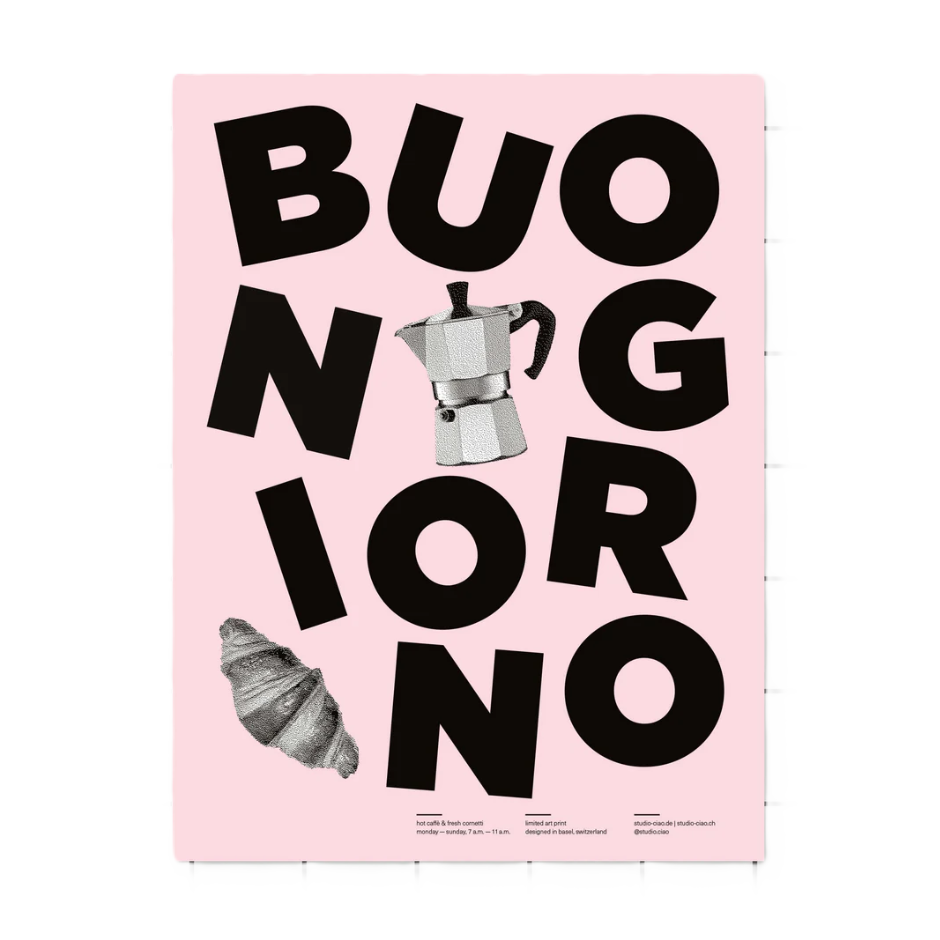 Typografie-Poster A3 mit Schriftzug „Buongiorno“ in schwarzen Buchstaben und Croissant und Espressokanne auf rosafarbenem Offsetpapier (300 g/m²), Studio Ciao Design